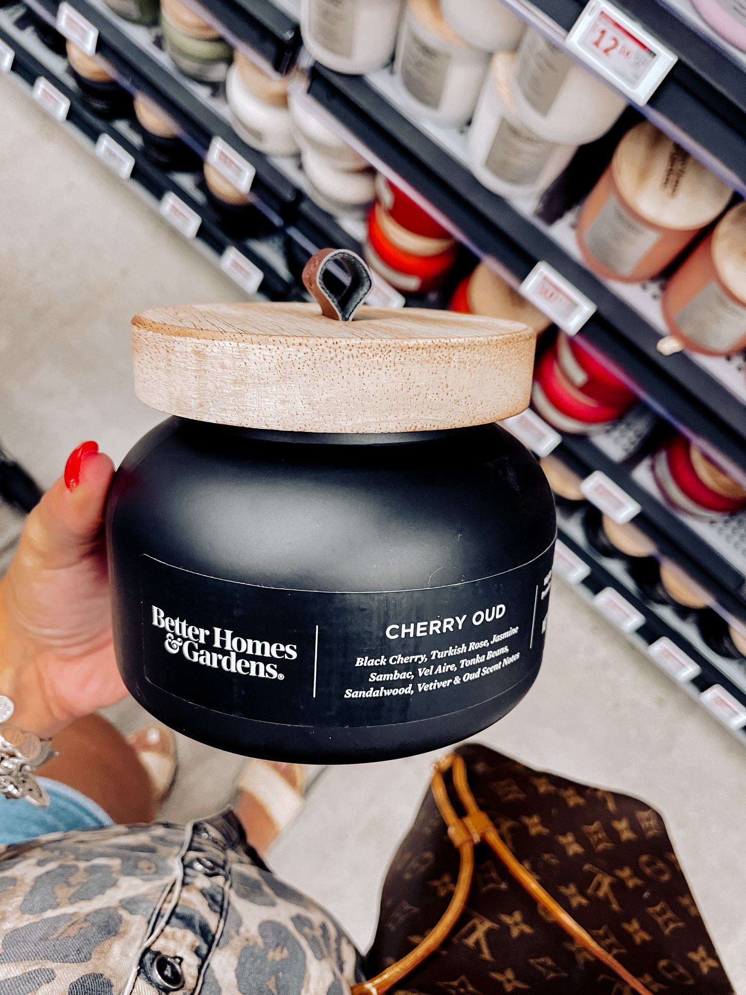 I cannot believe how good this candle smells, and it smells so similar to our favorite Tom Ford perfume🍒🕯️