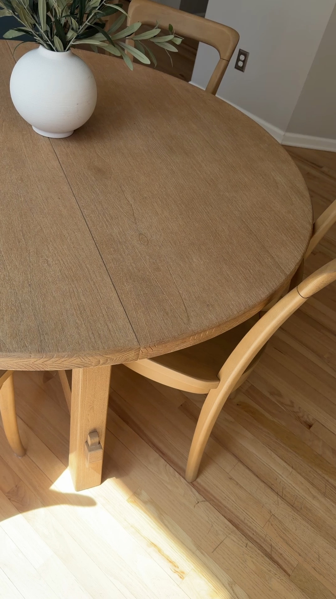 Loving our new neutral, round dining table 
