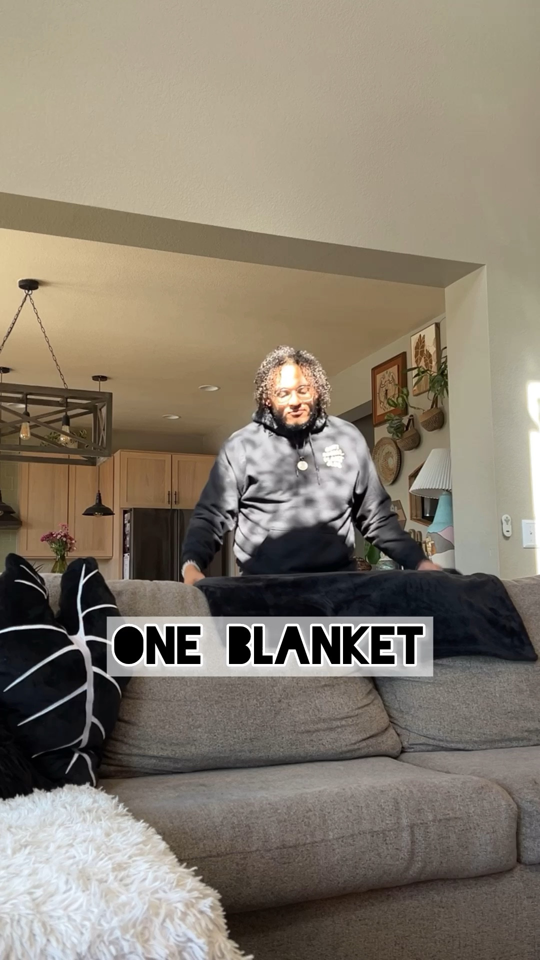 Styling my new throw and I’m obsessed 🤍🖤

#LTKhome #LTKSeasonal