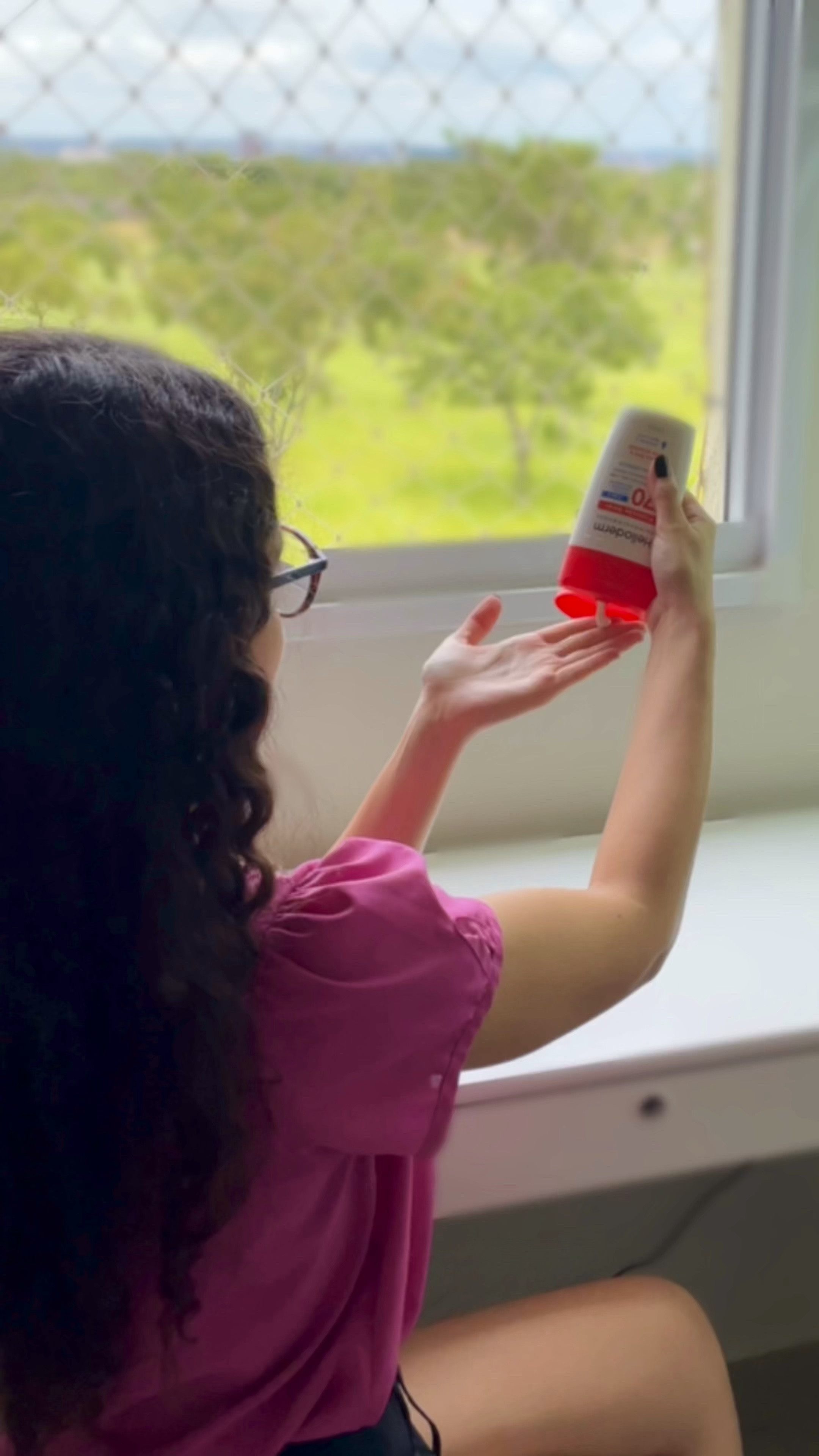 O protetor solar corporal FPS 70 da @helioderm é meu aliado para as atividades ao ar livre, e até mesmo dentro de casa! Com ação multifuncional 3 em 1, ele hidrata e protege a pele e conta também com efeito antioxidante. 

Sua proteção contra os raios UVA e UVB além de ser altíssima, é também resistente à água e ao suor. E pode ficar tranquila: ele é testado dermatologicamente.

Tudo, né? 

#protetorsolar

#LTKbrasil #LTKVideo #LTKbeauty