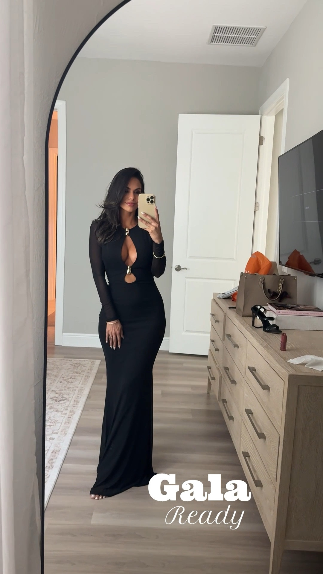 Bond girl vibes 😮‍💨 this Dress is perfect for any formal occasion. Resort wear, galas, and weddings! Wearing a size small #datenightoutfit #resortoutfits 
