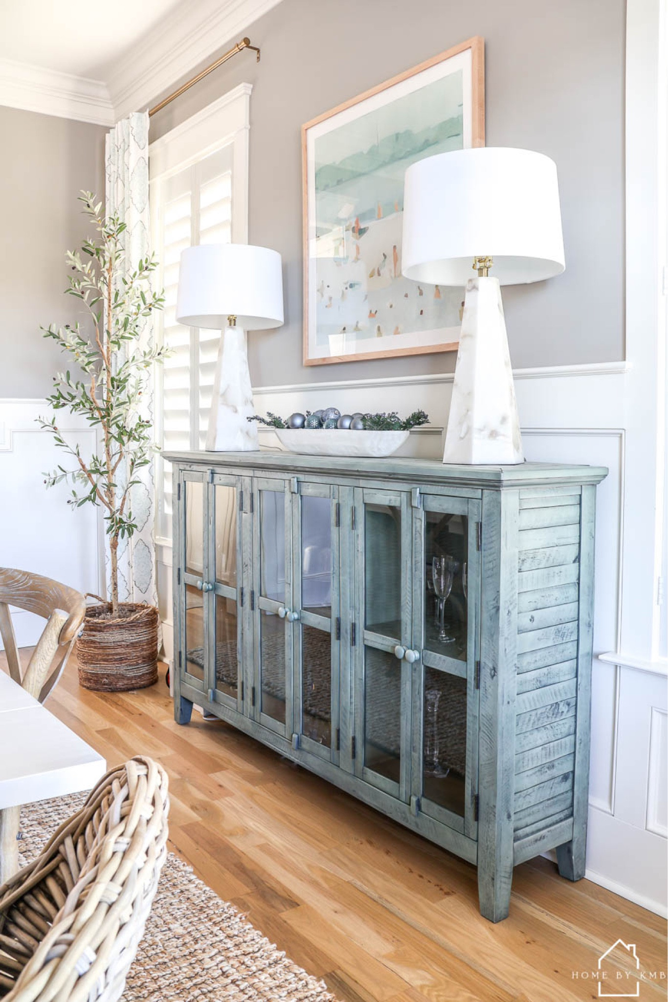 Subtle holiday decor 💙
•
•
•
#homebykmb #diningroom #diningroomdecor #diningroominspiration #diningroominspo #diningroomdesign #diningroomdesigns #diningroomideas #diningroomdesignideas #diningrooms #diningroomstyling #wayfairathome #tjmaxx #nearlynatural #homedecoration #homedecorating #homedecorinspo #homedecorideas #homeideas #housedecoration #homeinteriordesign #homestyling #homedecorblog 

#LTKhome