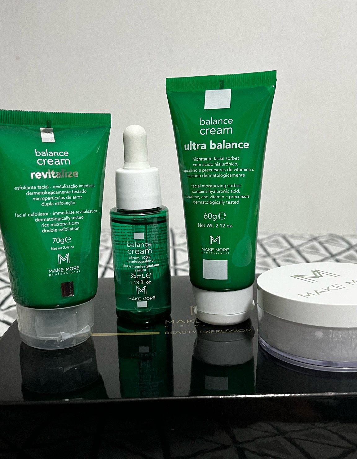 Hoje recebi esses produtos da Make More que são da nova linha de cuidados com a pele e um para maquiagem que são:

- Revitalize é um esfoliante que tem dupla esfoliação e tem revitalização imediata usando micropartículas de arroz;

- Sérum 100% hemiesqualano hidrata instantaneamente de forma natural, aumentando a firmeza e elasticidade da pele e ainda potencializa a produção de colágeno;

- Hidratante Facial Ultra Balance tem uma textura sorbet a base de precursores de vitamina C, ácido hialurônico e esqualano;

- Pó Facial Universal Antioleosidade foi desenvolvido para todos os tons de pele, é leve e matificante promovendo um acabamento fino, cobertura natural, fixação perfeita, disfarce dos poros e uma pele impecável.

Já tinha usado o Revitalize e o Hidratante Facial Ultra Balance mas os outros dois produtos estou ansioso para testar 💚

#LTKbrasil #LTKFind #LTKbeauty