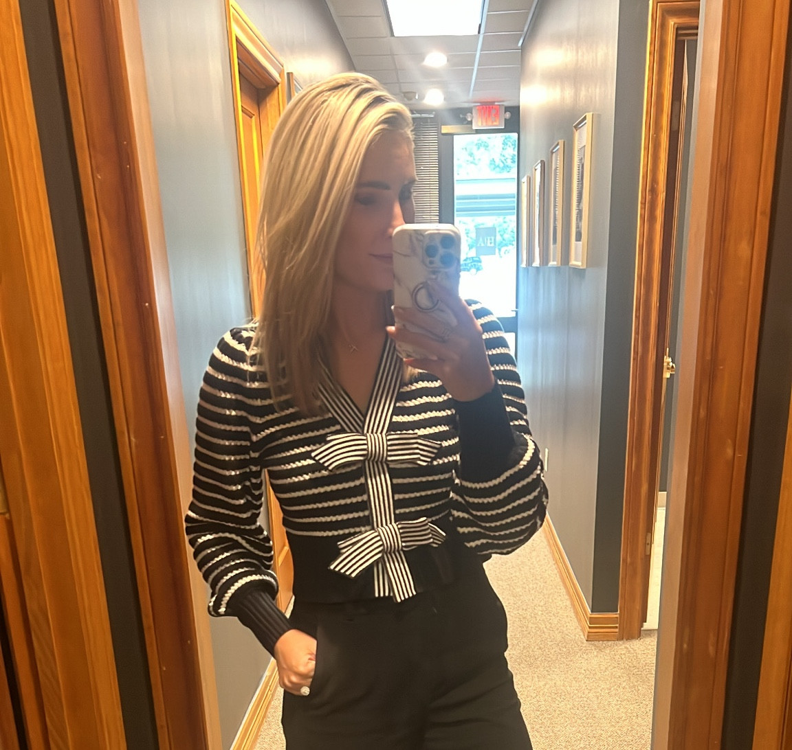 The cutest cardigan/sweater for the fall!!! I am wearing an XS #expresstop #expressforthewin #workwear