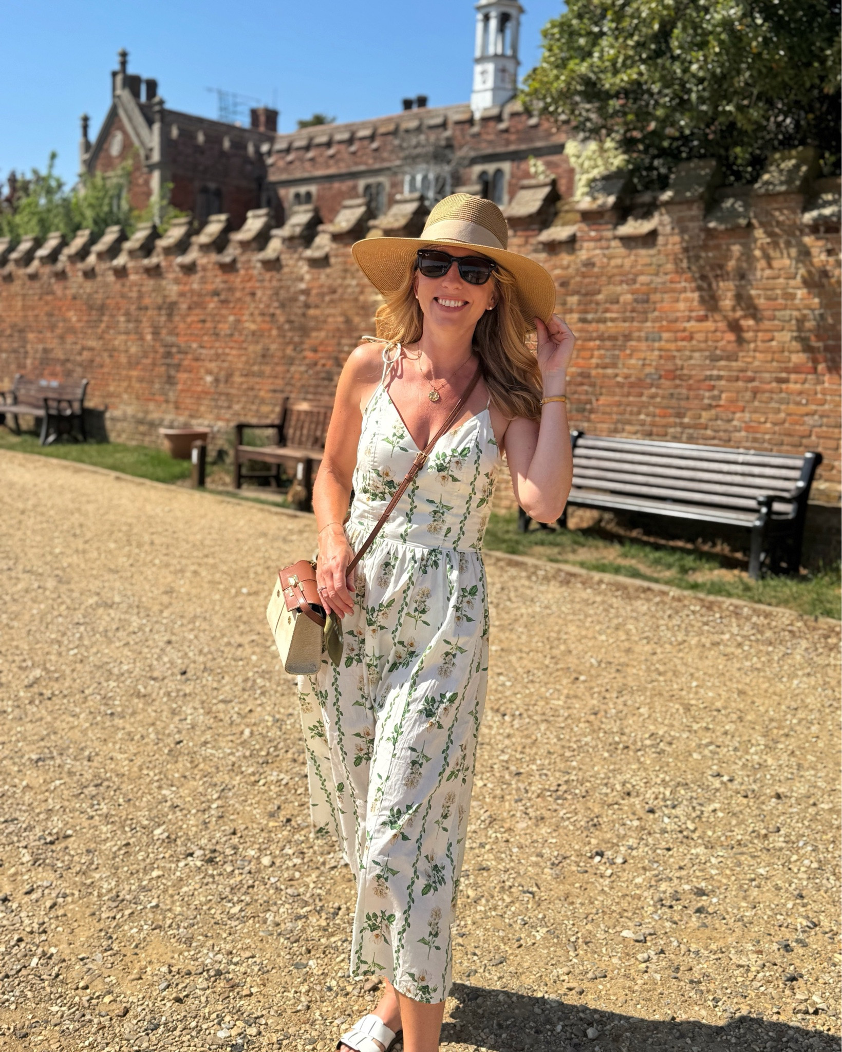 What a fabulous bank holiday! ☀️ 

A little sun-soaked digital detox, soaking up every moment offline. Yesterday ended perfectly with drinks, family time and a little countryside walk 🥂

Keeping cool in this gorgeous Pebmarsh fedora from @hicksandbrown 🤍 
Melford silk scarf on handbag, also from @hicksandbrown 

PR
•
•
•
#fedorafashion #countryfashion #heatwavestyle #floralsummerdress #verybritish