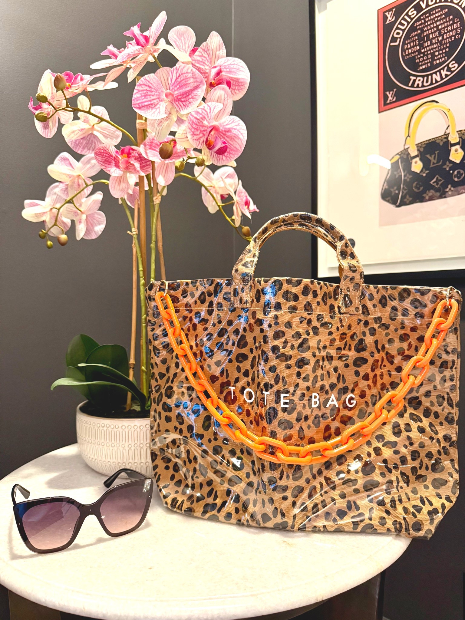 This week is on fire 🤎🖤🧡🔥

Tote bag. Sunglasses. Chain bag. Leopard print. Animal print. Amazon top  