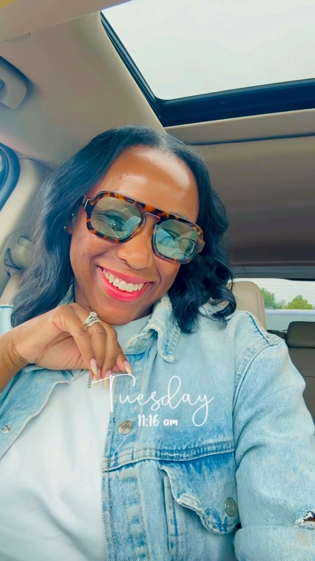 Elisa Johnson tortoise sunglasses 

#LTKStyleTip