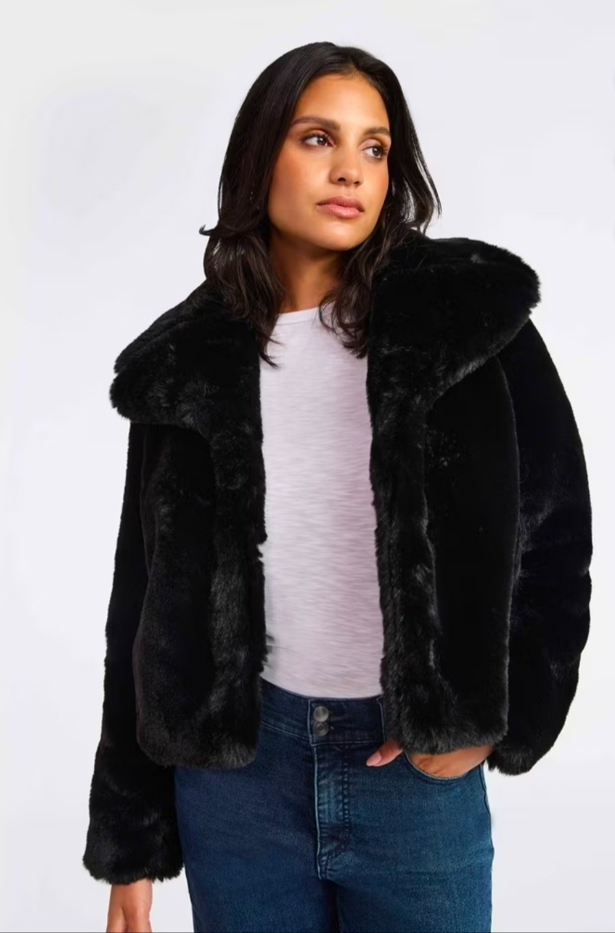 Black fur jacket

#LTKHoliday #LTKSeasonal #LTKStyleTip