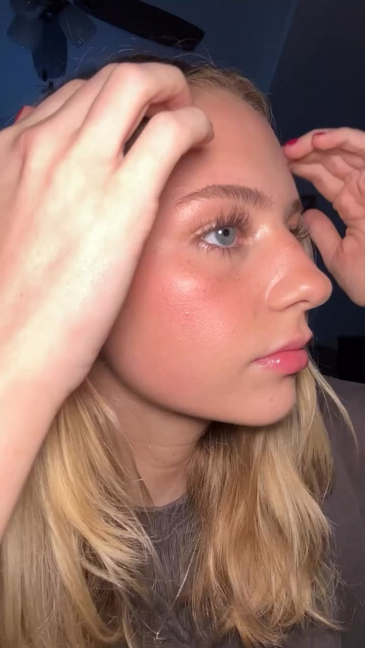 My go-to glowy makeup routine⭐️💋 

@charlottetilburyskincare @elfcosmetics @rarebeauty @narsissist @lysbeautyofficial @nyxcosmetics @physiciansformula @tweezerman #glowymakeup #makeuplooks #makeup #ugc #ugccreator