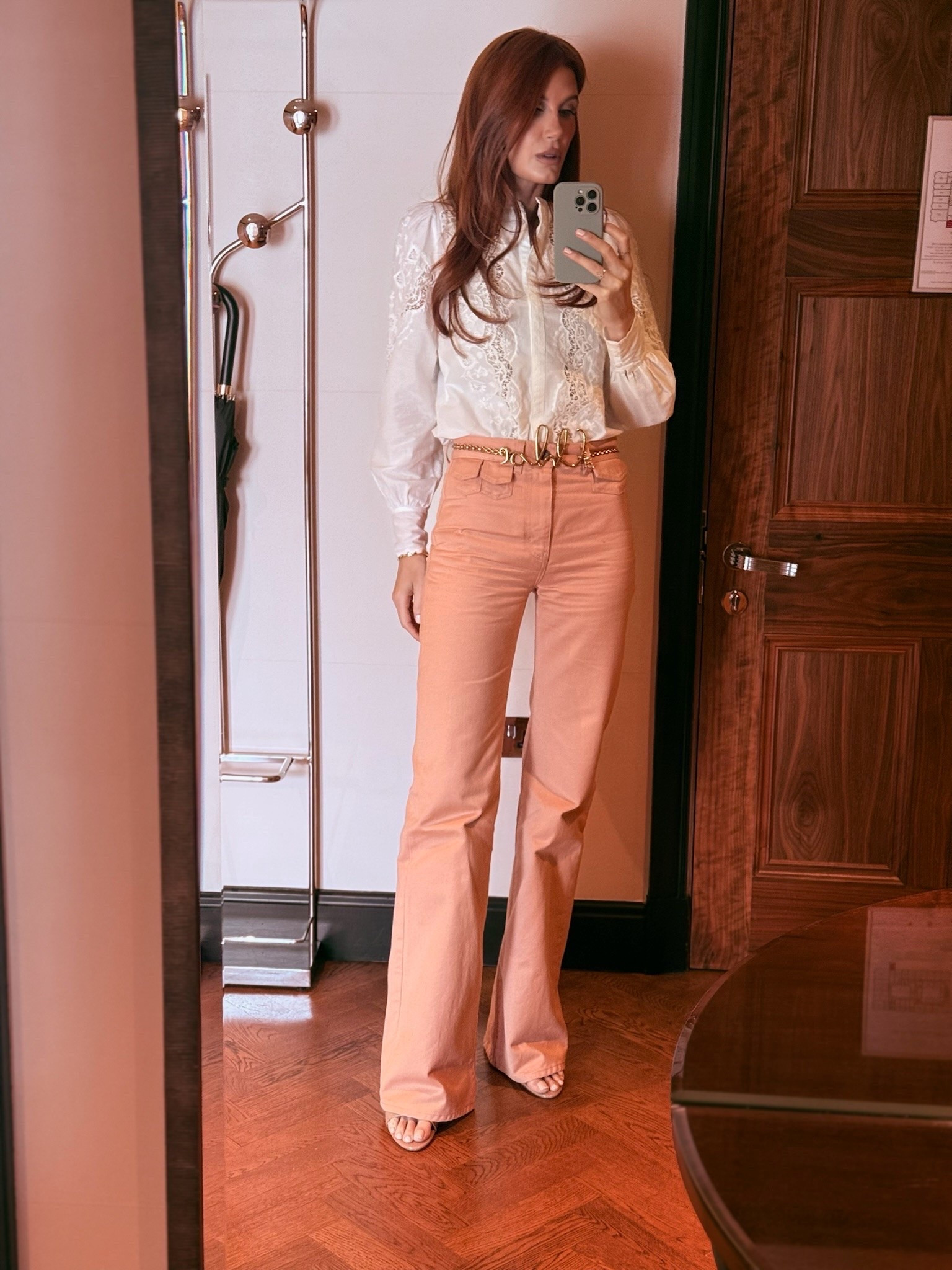 My look to record a few podcast episodes with two UK creators I absolutely adore. And then off to a happy hour later to meet 60 of our local team members🍻

I kept it casual and relaxed. These are one of my favorite pairs of denim and wish they had in 50 different colors!!