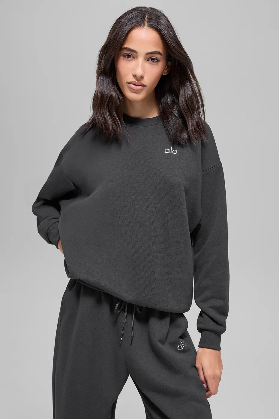 ALO | Accolade Crewneck Neck Pullover Top in Anthracite Grey, Size: Medium | Alo Yoga