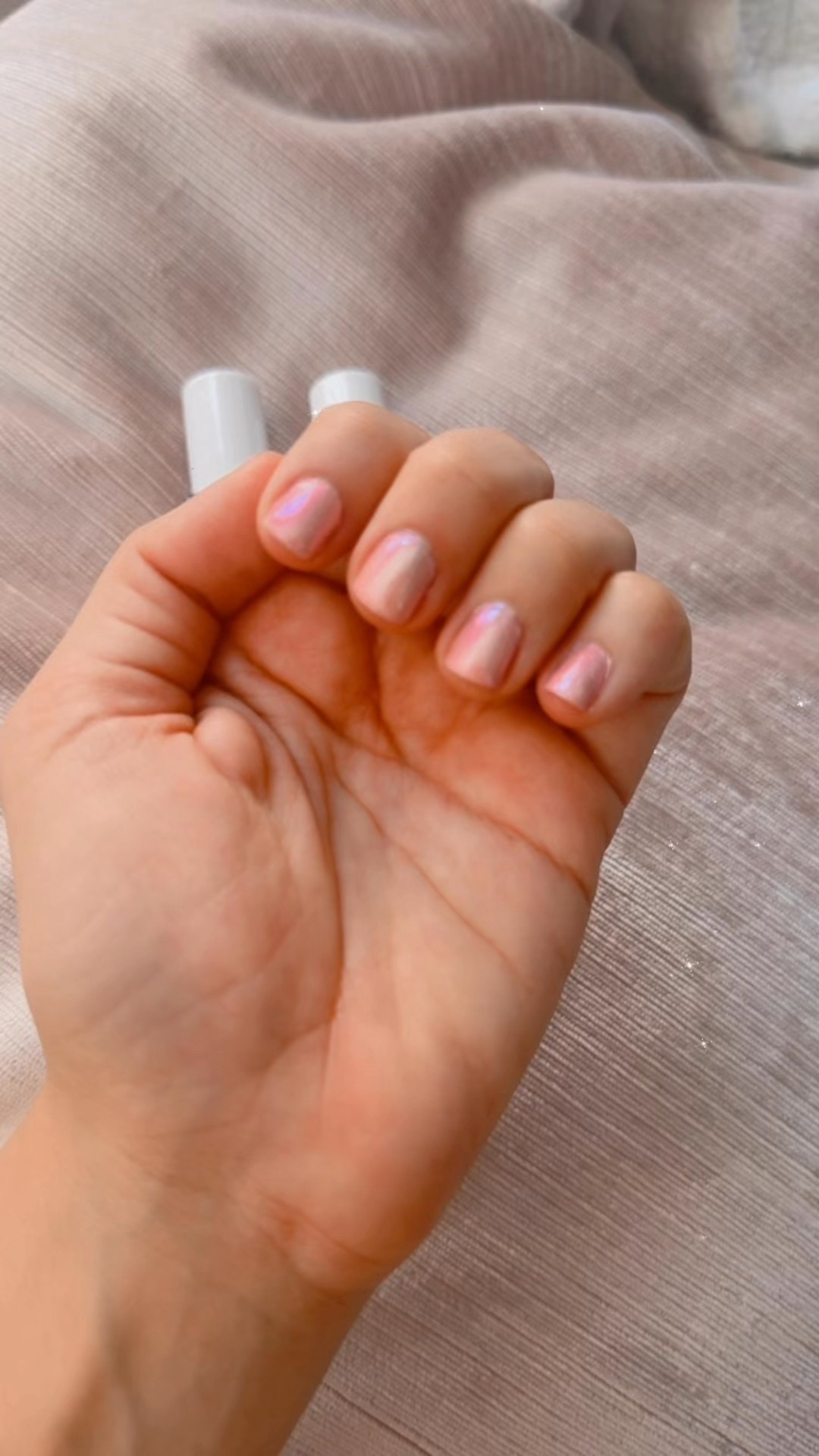 Pink mermaid translucent nails
#summervibes
#itnails
#essie