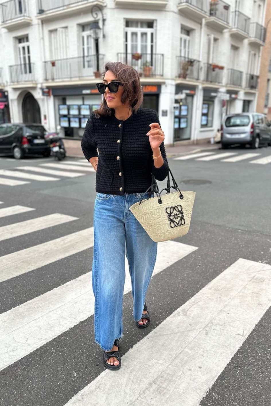 Look du jour basique

jean coupe droite Arket, jean basique bleu, veste noire courte, gilet en maille noire

#LTKeurope #LTKstyletip