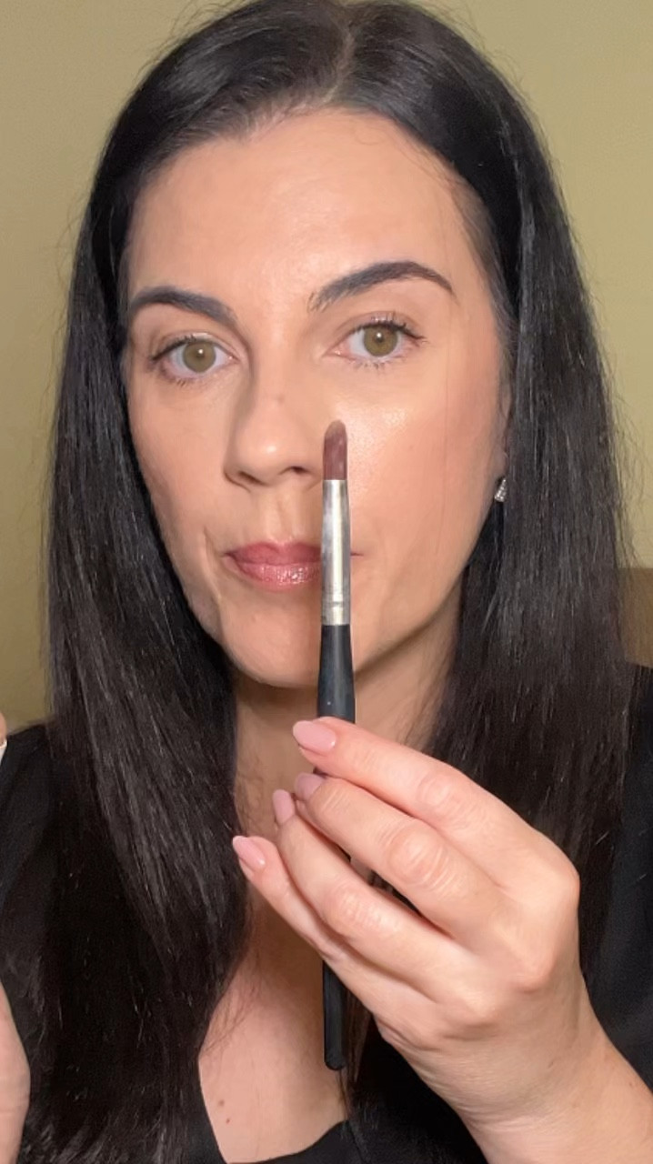 Você sabe fazer contorno de nariz?!

O segredo é esfumar sem invadir o meio do nariz e tirar bem toda a marcação na lateral para um efeito mais natural. 

Caso prefira, você pode usar um contorno em pó também, mas eu acho o cremoso mais fácil de trabalhar. 

Fiz aqui um contorno bem discreto, não gosto muito marcado. Contornos muito marcados podem até ser lindos no vídeo, mas não pessoalmente. 

Aqui preso sempre por uma maquiagem que valoriza a beleza com naturalidade. ;)

#LTKbrasil #LTKbeleza