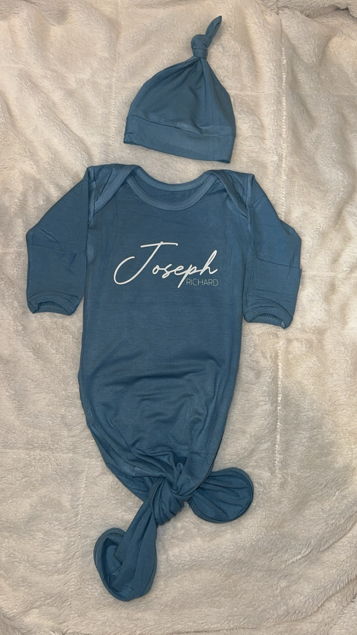 Ordered this gown and hat set on Amazon and used my cricut to personalize it for my baby to wear in the hospital! And it was under $15!


#newborn #hospitaloutfit