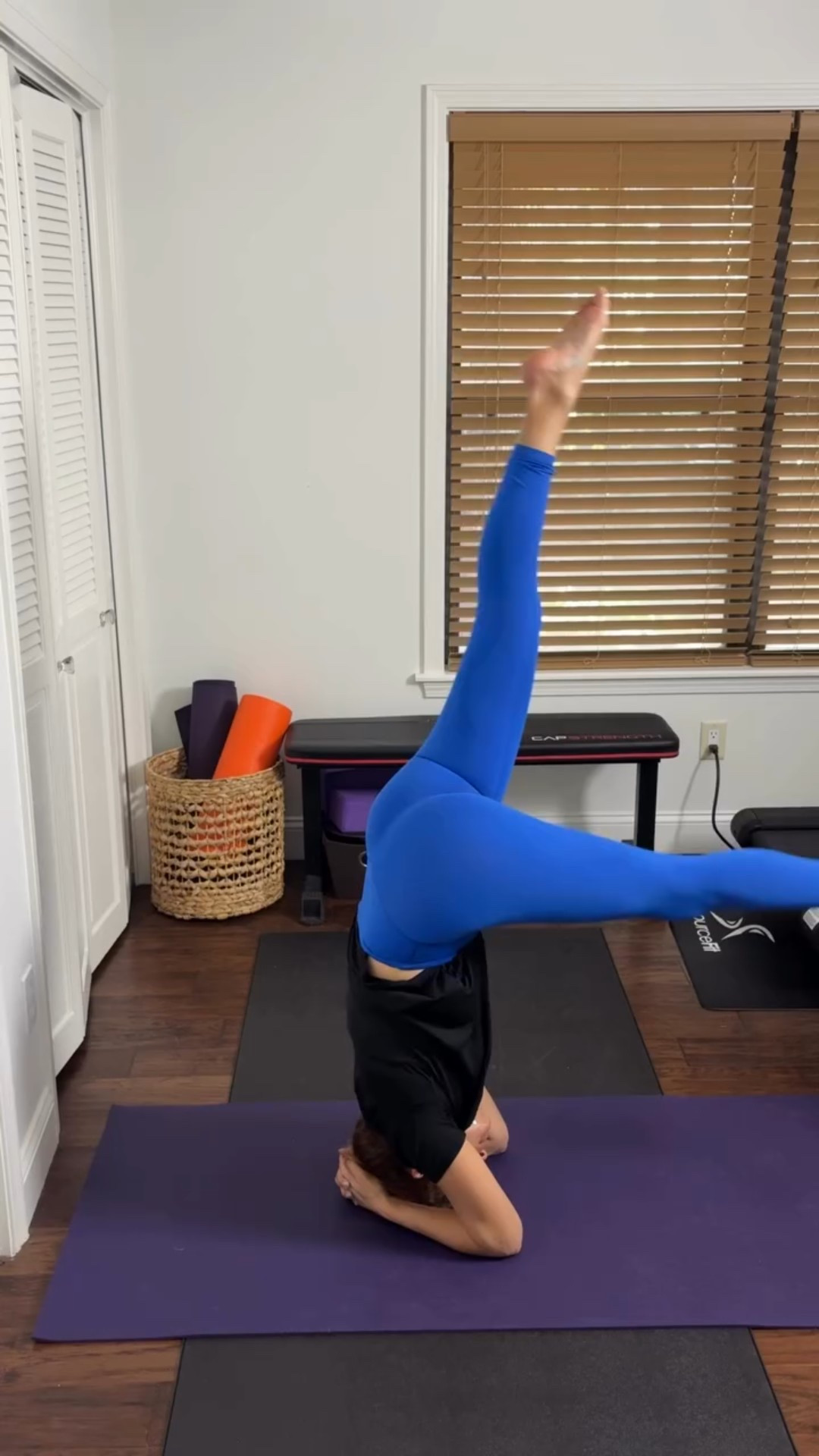 Life flipped me upside down… so I learned to flip myself back. Daring to dream again, one handstand at a time. 🤍✨ Follow the fun! ⚡️
#handstandjourney #inversionpractice #yogaprogress #yogainspiration #fitspo #mindbodyconnection #wellnessjourney #healingjourney #selfgrowth #resilience #personaldevelopment #newchapter #motivationdaily #mindsetshift #dreamagain #fitnessmotivation #yogachallenge #balancepractice #growthmindset #followalong