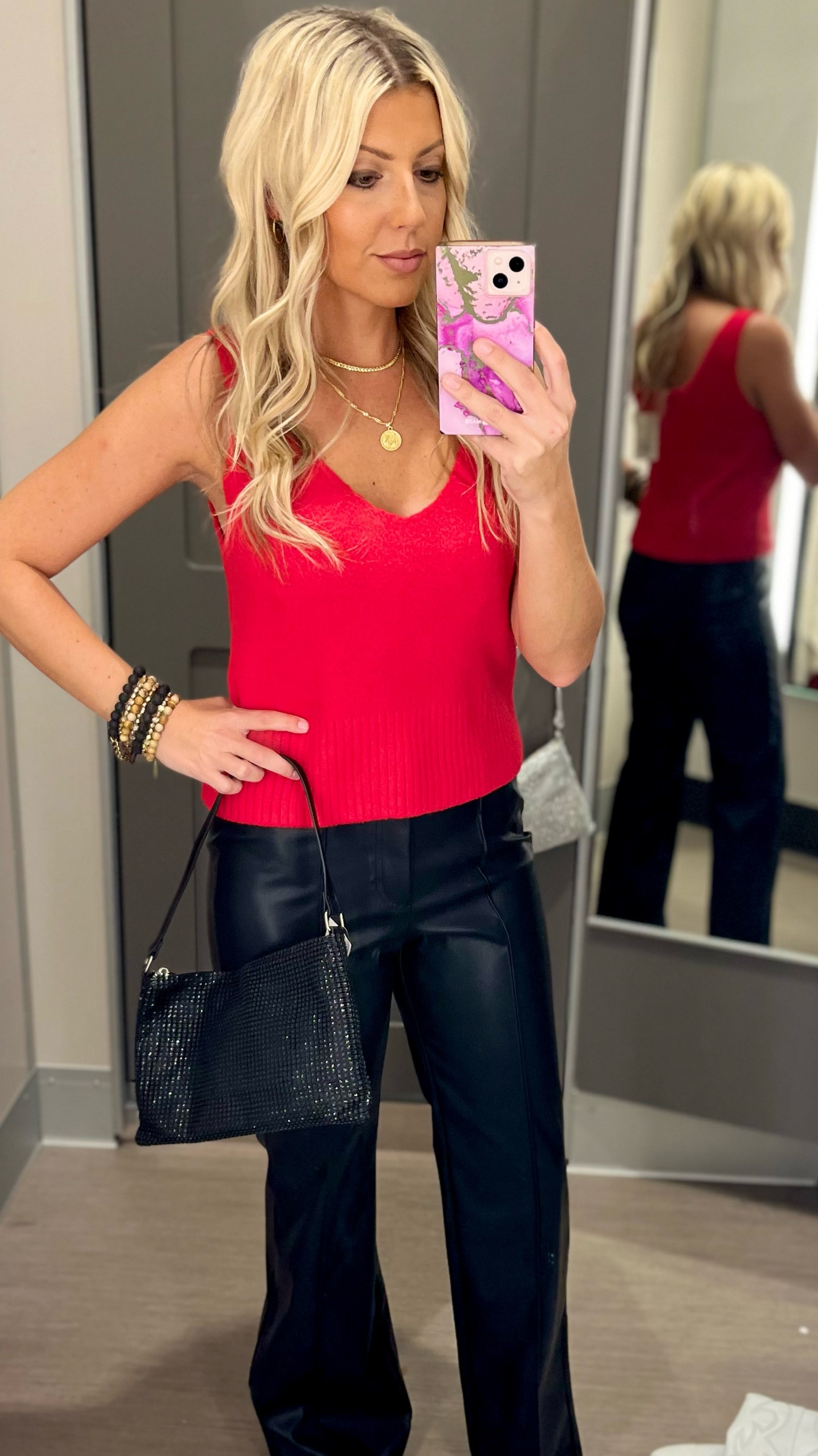 Softest sweater tank, perfect for holiday parties! It comes in green and black as well! 

Christmas outfit, holiday outfit, Christmas party, Black Friday 

#LTKHoliday #LTKsalealert #LTKSeasonal