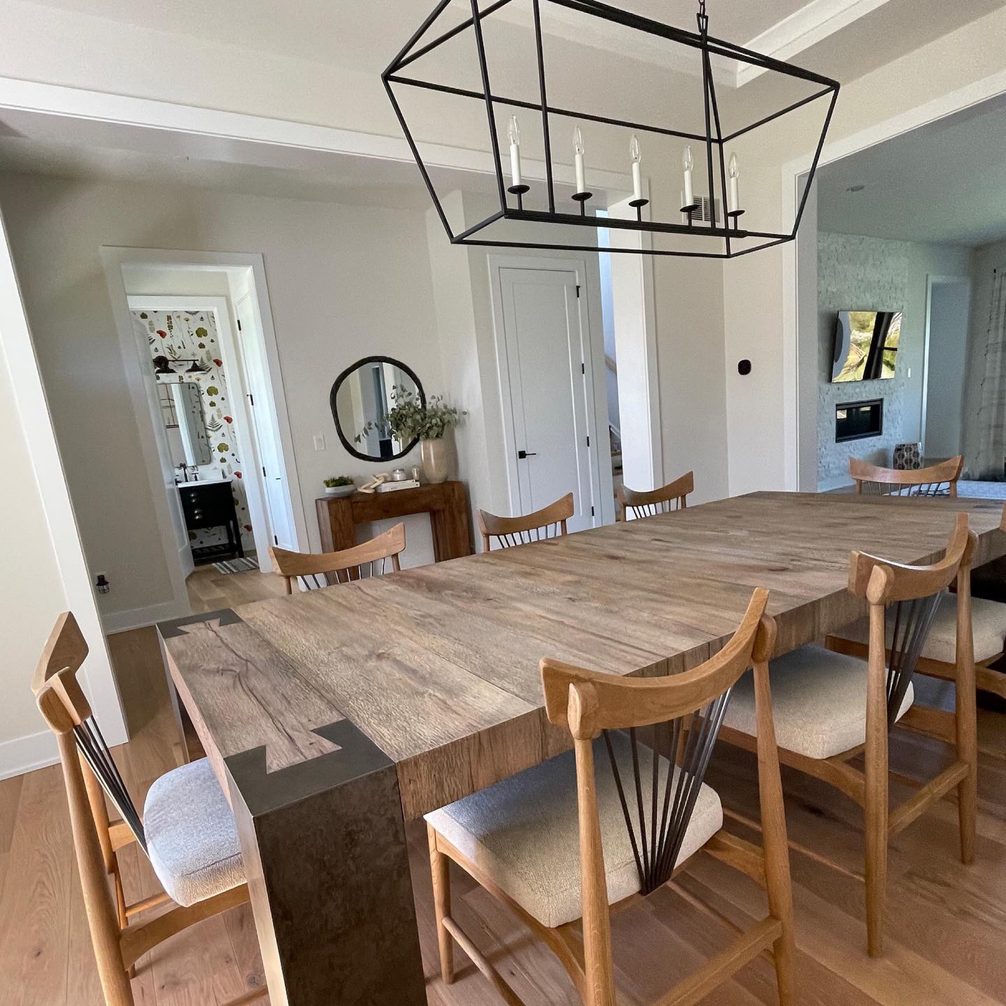 Who remembers our design board for one of our projects a couple of months ago…

We’ll here’s an updated progress shot of the dining room. We can’t wait to schedule our in person styling session 🤩
