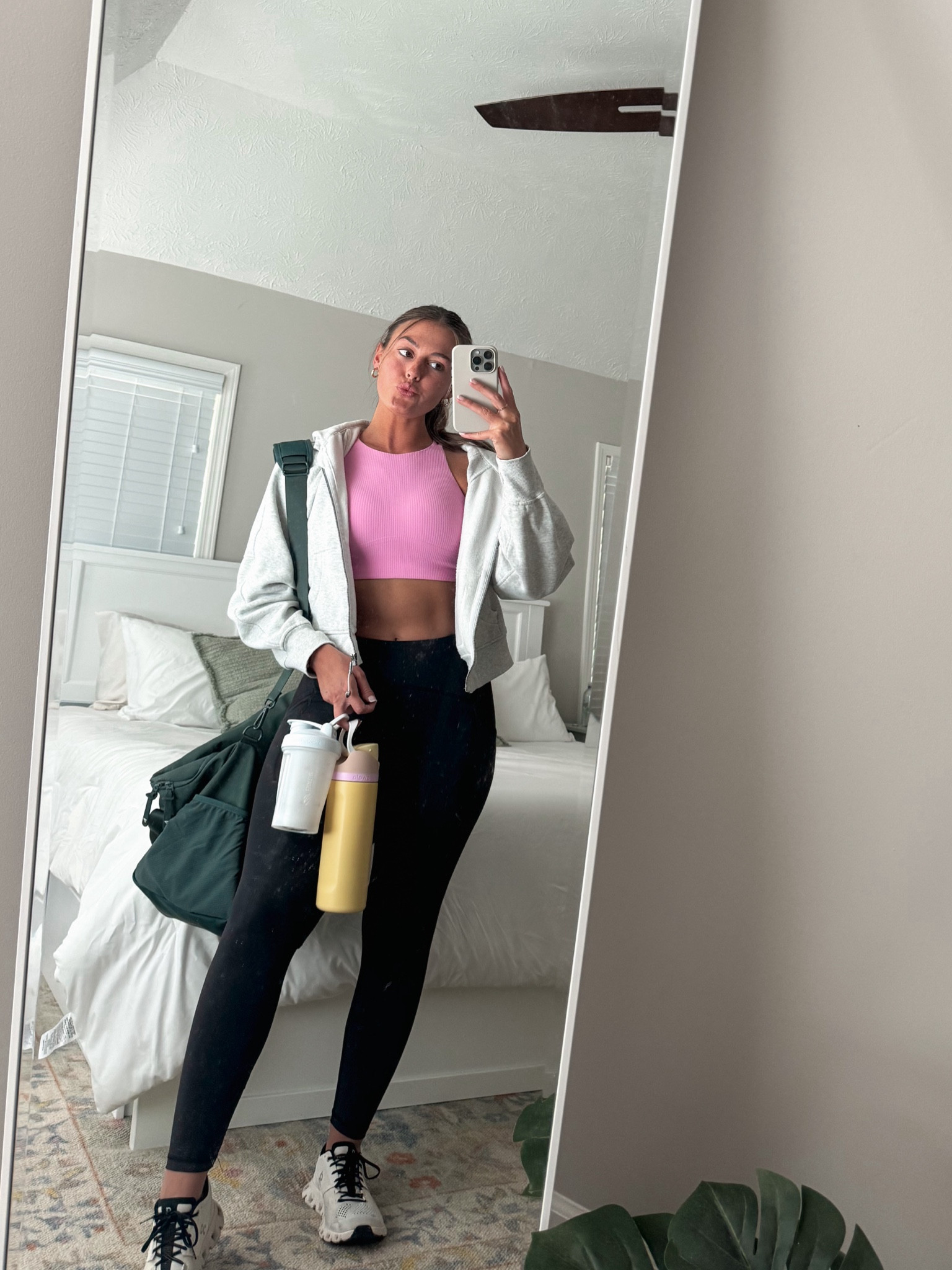 come to the gym with me - with my essentials 

gym shark, lululemon, on clouds, blender bottle

#LTKfitness #LTKshoecrush