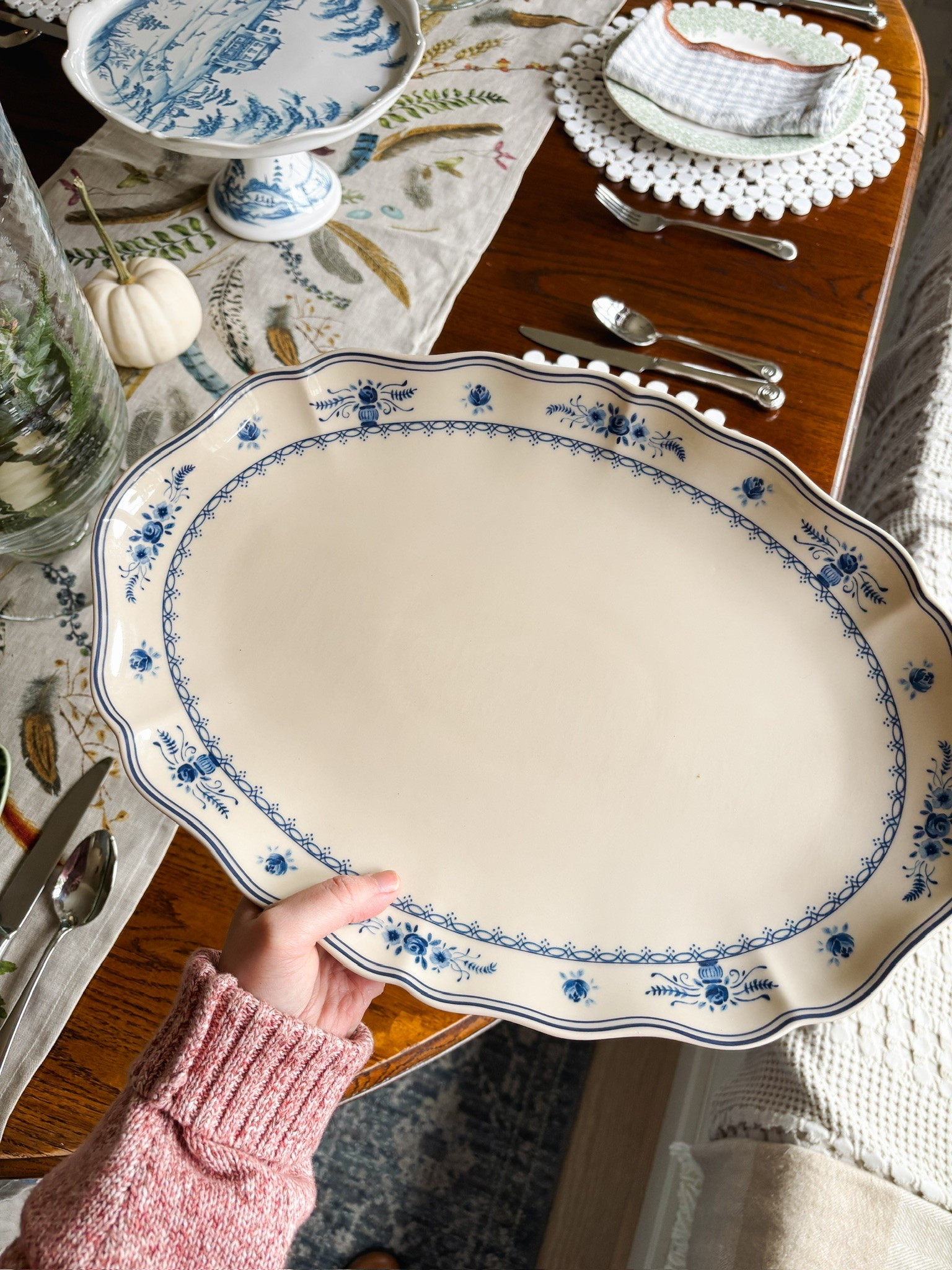 The prettiest blue floral platter. I could even hang it on the wall, it has the charm and character of a vintage piece!