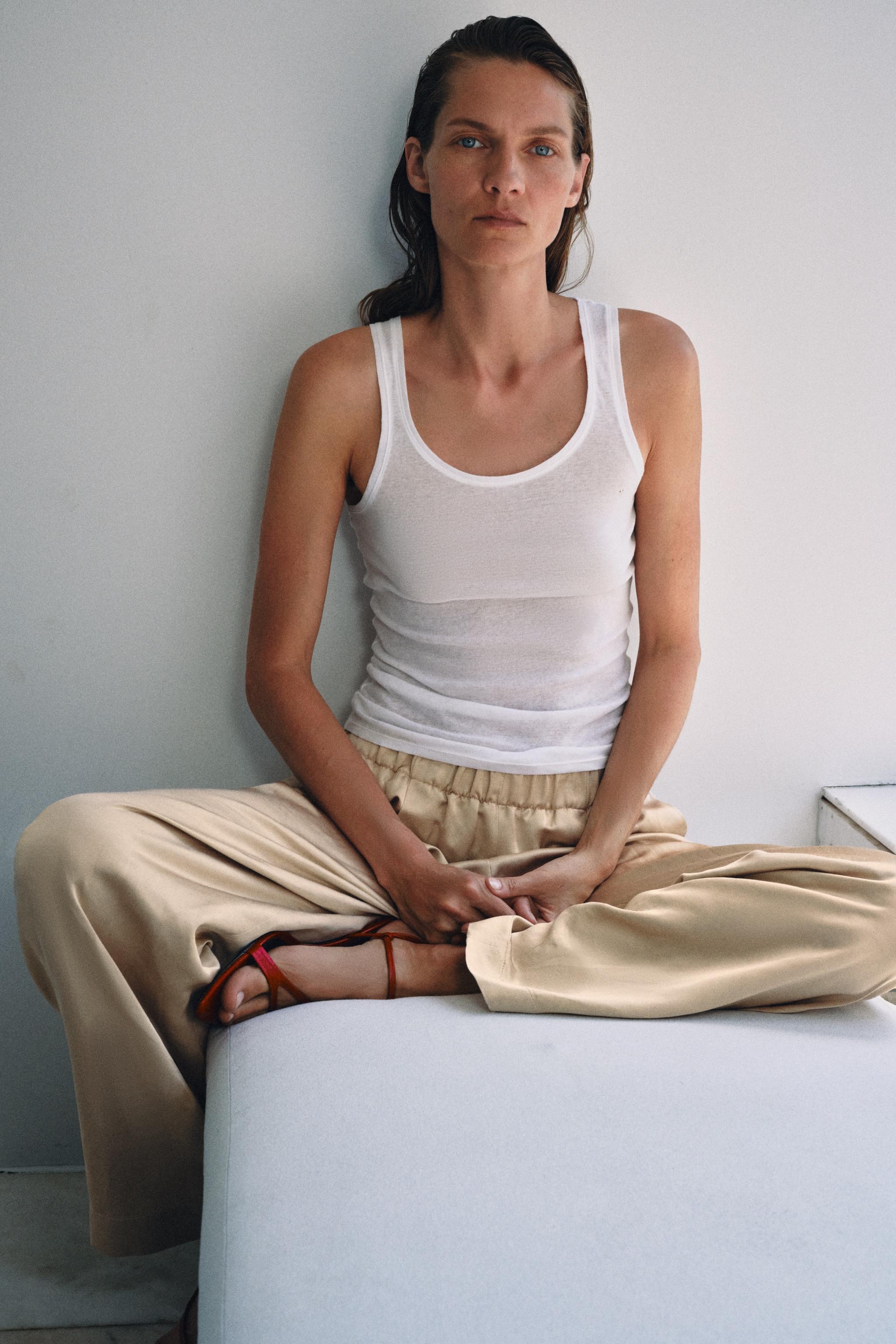 ZARA WOMAN COLLECTIONTrousers made from a 24% linen blend yarn. Featuring a mid-waist and an elas... | Zara UK