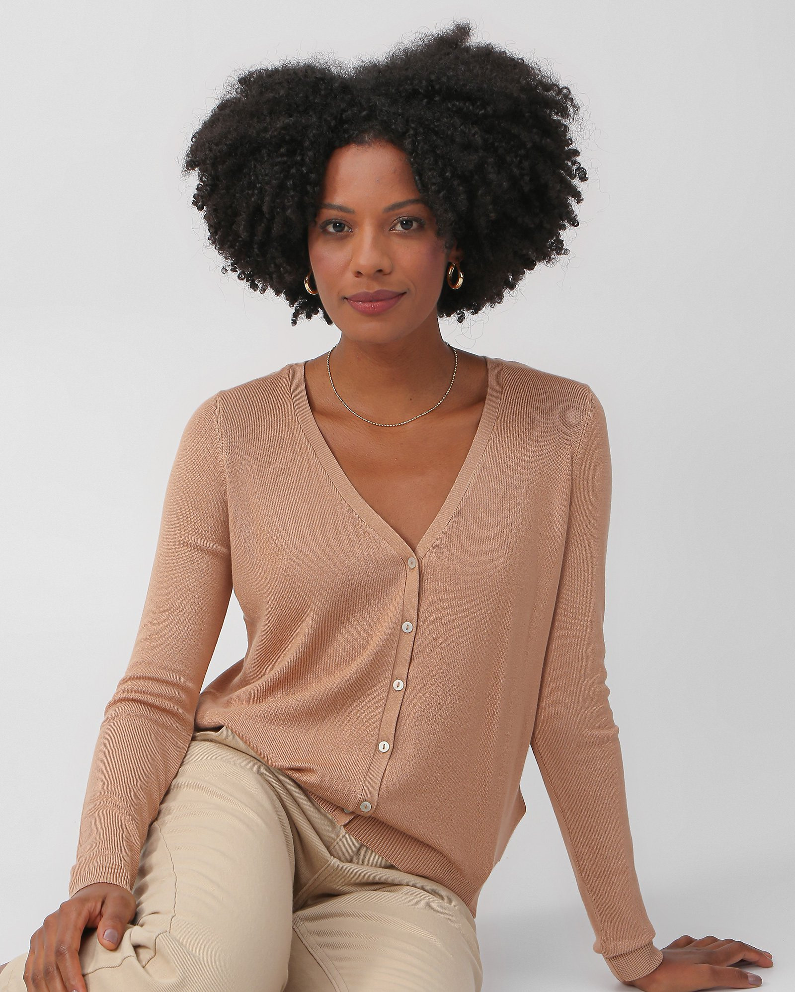 Cardigan feminino gola V com botão bege | Pool Basics by Riachuelo | Riachuelo (BR)