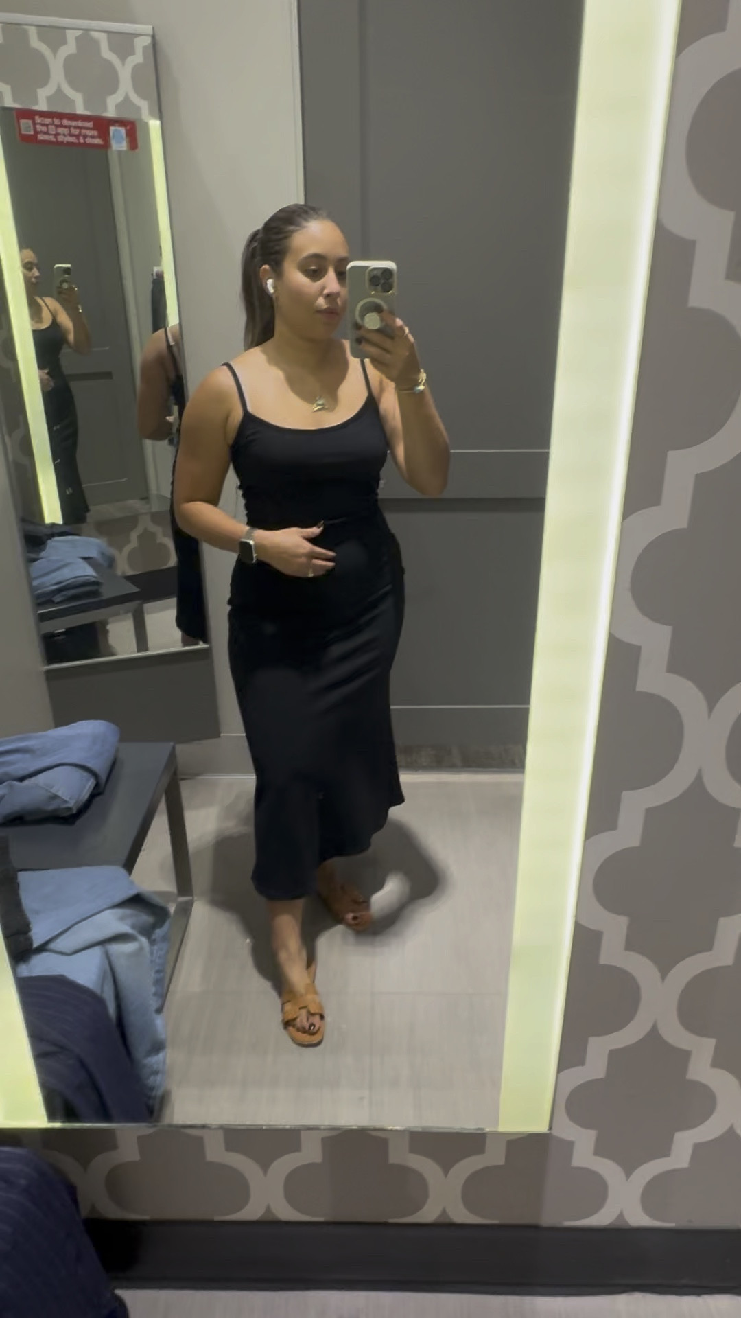 BLACK DRESS! It’s so stretchy and comfy to the body 🫶

#LTKSeasonal #LTKVideo #LTKFallSale