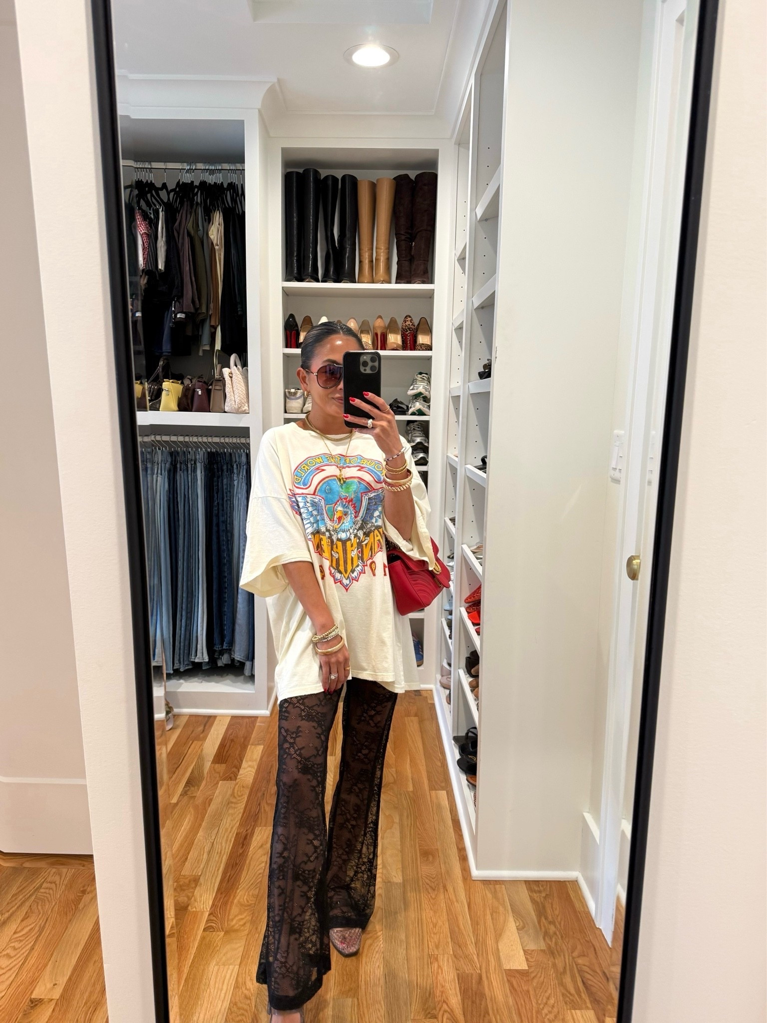 Yes you CAN wear an oversized tee if you’re petite! Obsessed with this one bc of style!! 
Tee: OS @daydreamer
Pants: XS @12th Tribe 
Flats: black 5.5 
Jewelry: @Aurate @baublebar @Commense @Mejuri