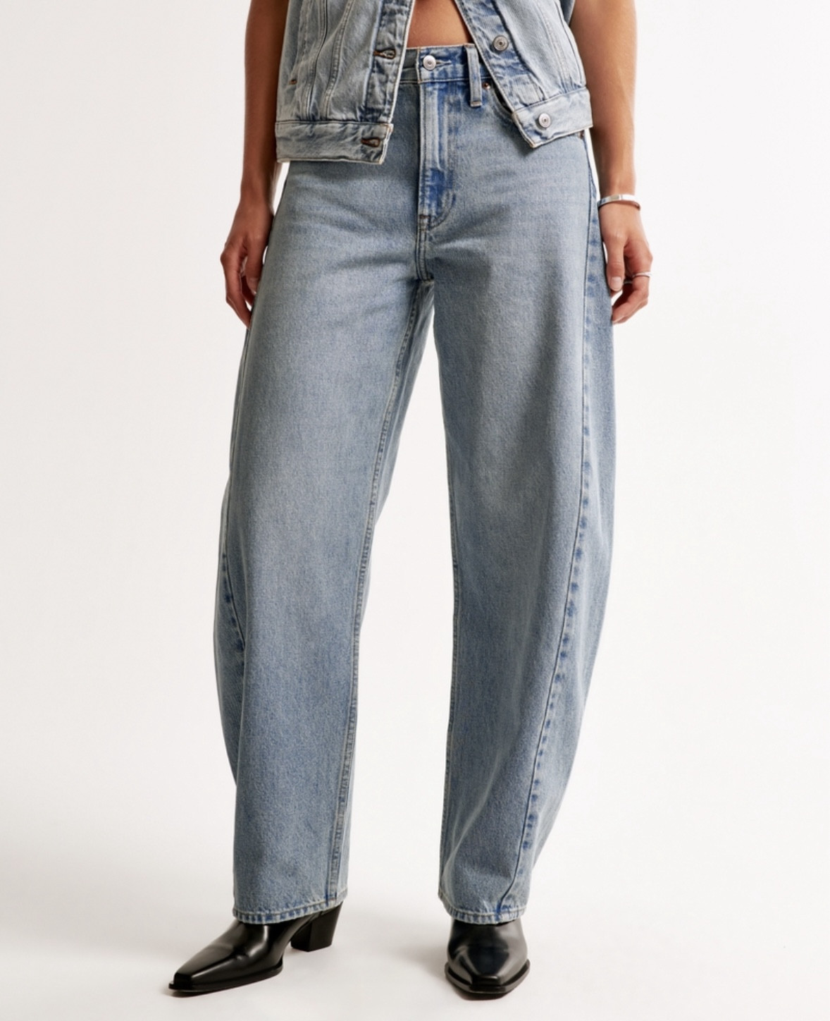 I did it again! I shopped the Abercrombie Sale for Labor Day and got another pair of lighter wash MidSize Barrel Jeans and The A&F Paloma Mesh Top in a leopard print! USE THE CODE “KICKOFF” when you check out! 

Can’t wait to get them and open them with you all! 

I ordered a 29 Long in the Barrel Jeans and a Medium in the top. 

#LTKStyleTip #LTKMidsize #LTKSaleAlert