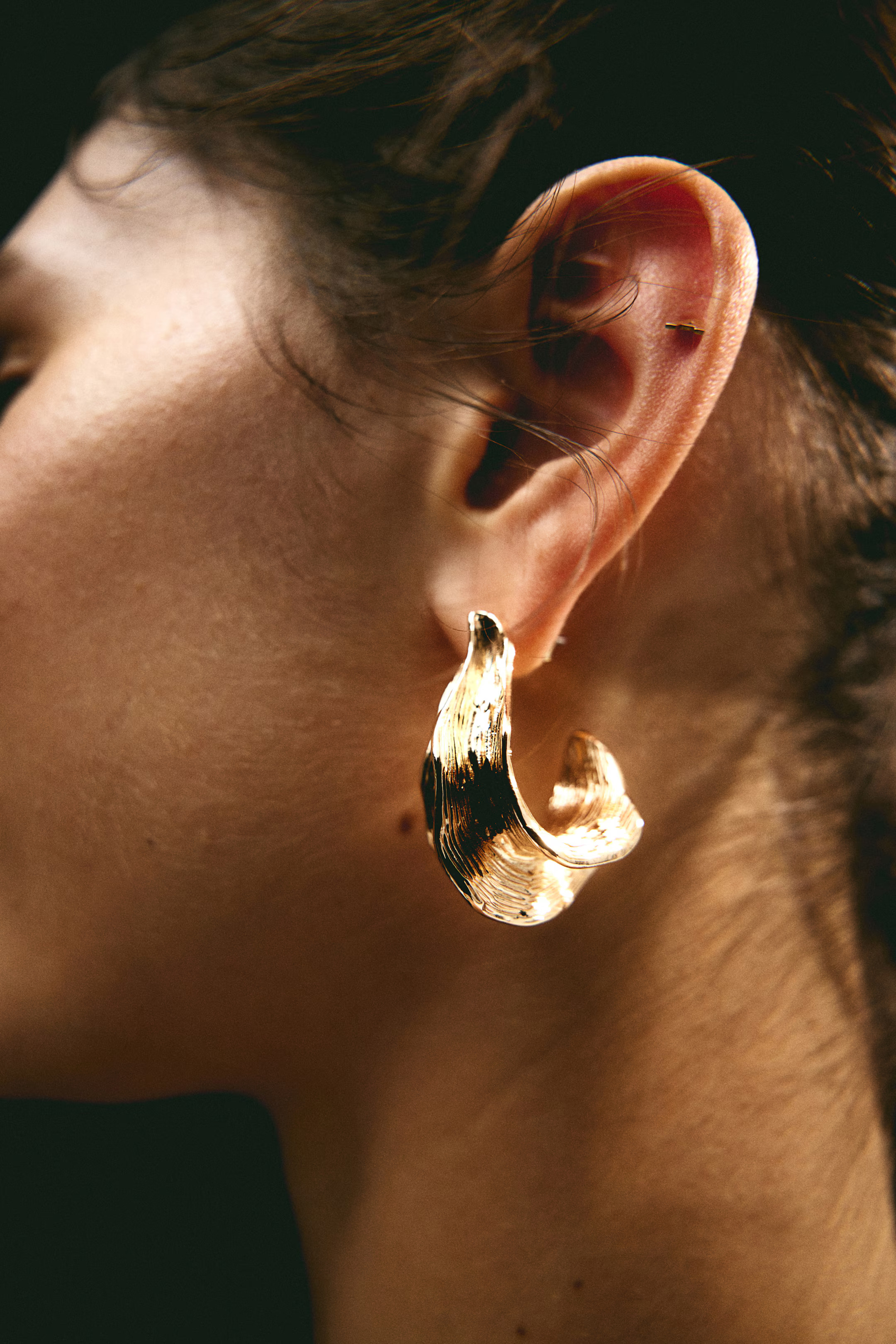 Organic-shaped hoop earrings - Gold-coloured - Ladies | H&M GB | H&M (UK, MY, IN, SG, PH, TW, HK)
