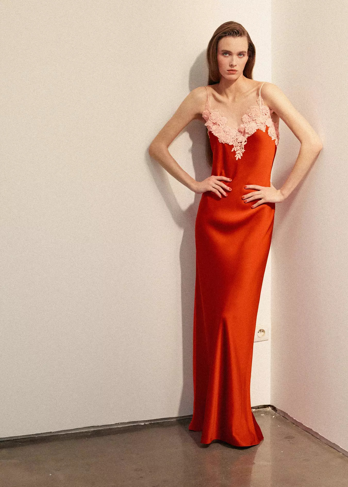 Robe satinée applications fleurs - Femme | MANGO France métropolitaine | Mango EU