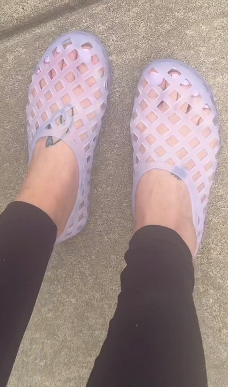 Project cloud jelly slides that I basically live for! #jelly #shoes #summer 

#LTKgrwm #LTKootd
