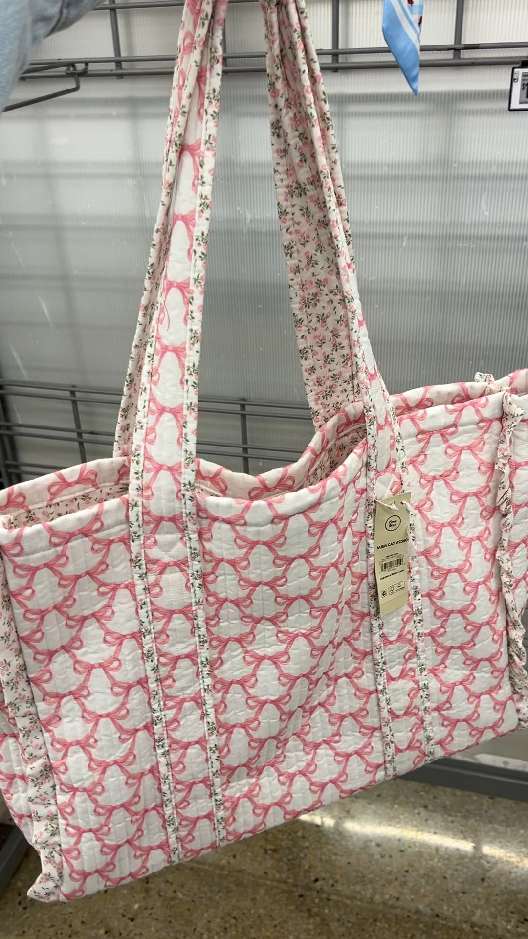 Looks like Vera Bradley 👀 at Walmart. Nice size tote, beautiful fabric, fits on the shoulder well. Great for everyday, travel, weekender, school. #walmartfinds 