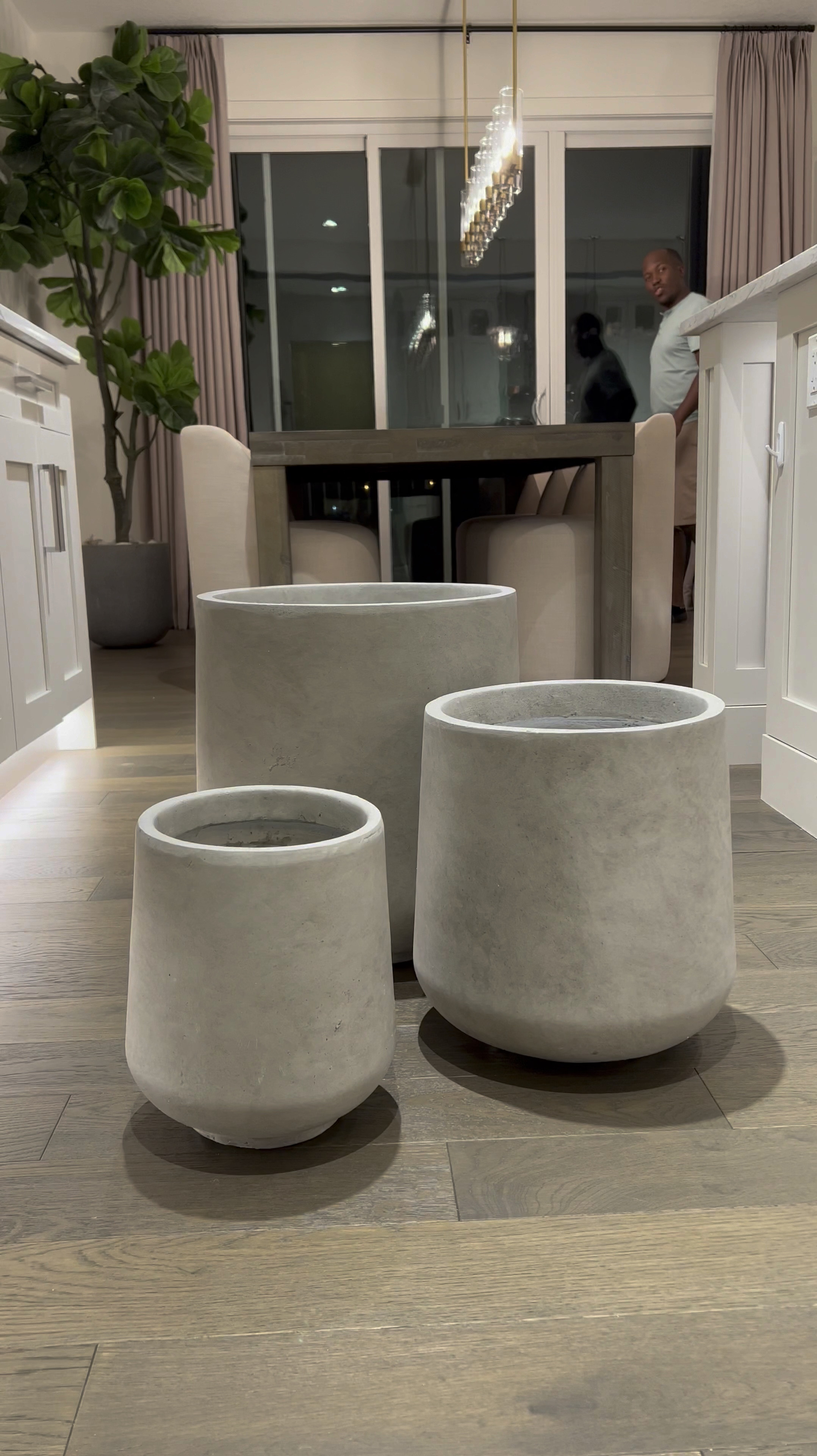 I fell in love with this gorgeous cement planter set. It comes in a set of 3 with different colors to choose from 

Design Planter Dupe
Planter Dupe
Cement Planter
Jute area rug
Seagrass area rug
Jute Door mat #LTKVideo

#LTKHome #LTKStyleTip