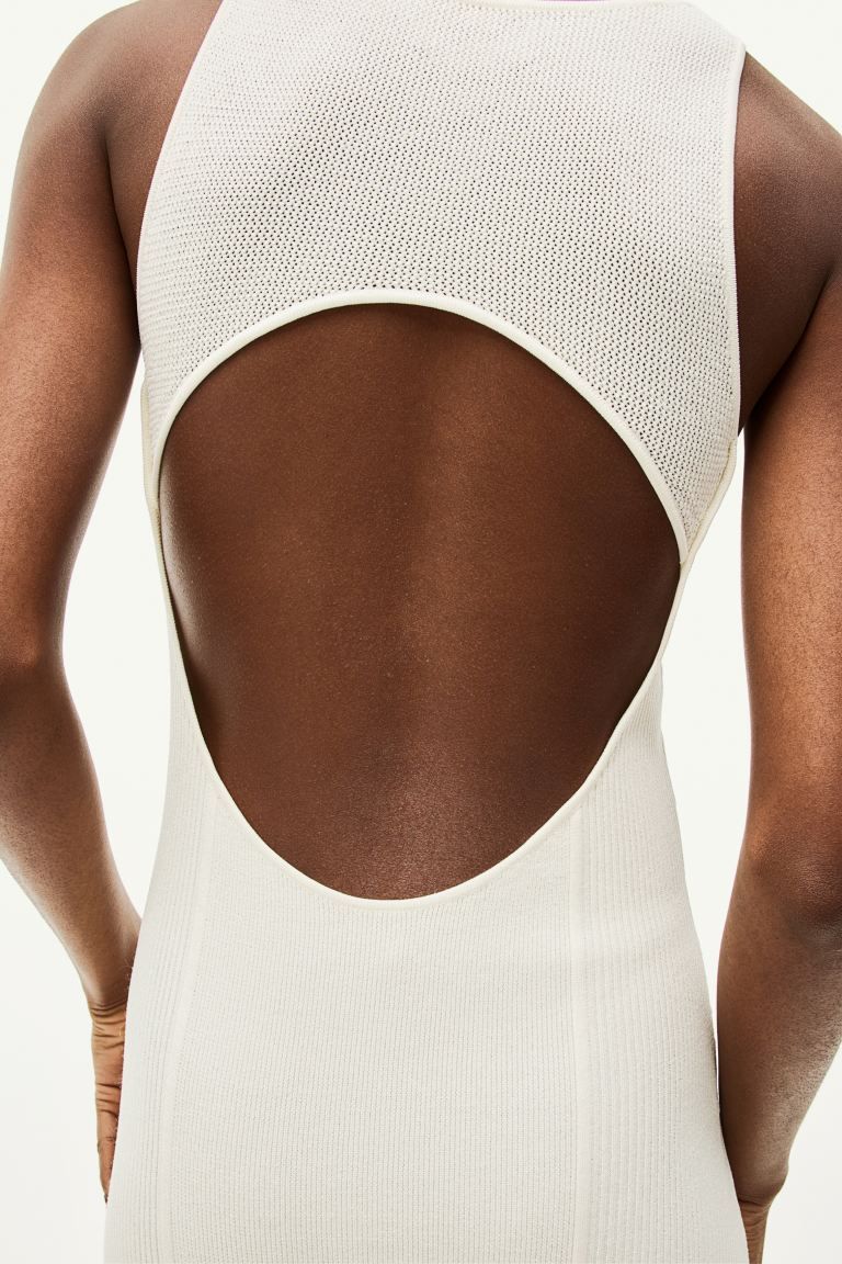 Rückenfreies Kleid aus Rippstrick | H&M (DE, AT, CH, NL, FI)