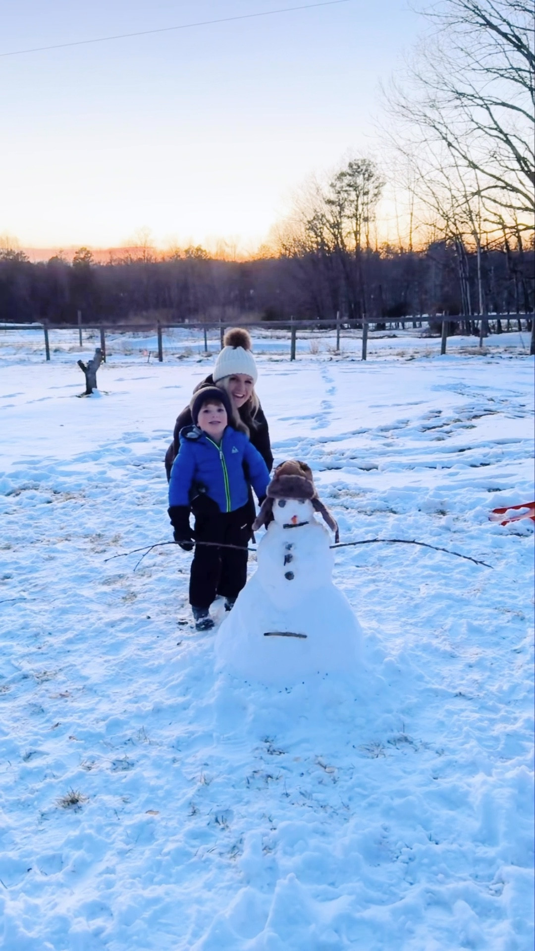 And as the sun was setting 🌄 over the snow ❄️ and baby brother 👶🏼 was still napping 💤 (worn outttt from all our fun 🤩 today 🤭), we made a snowman ☃️ in the backyard with Judson!! 🥰 So special getting that one-on-one time with our firstborn and carrying on this sweet snow 🌨️ day tradition!! ⛄️