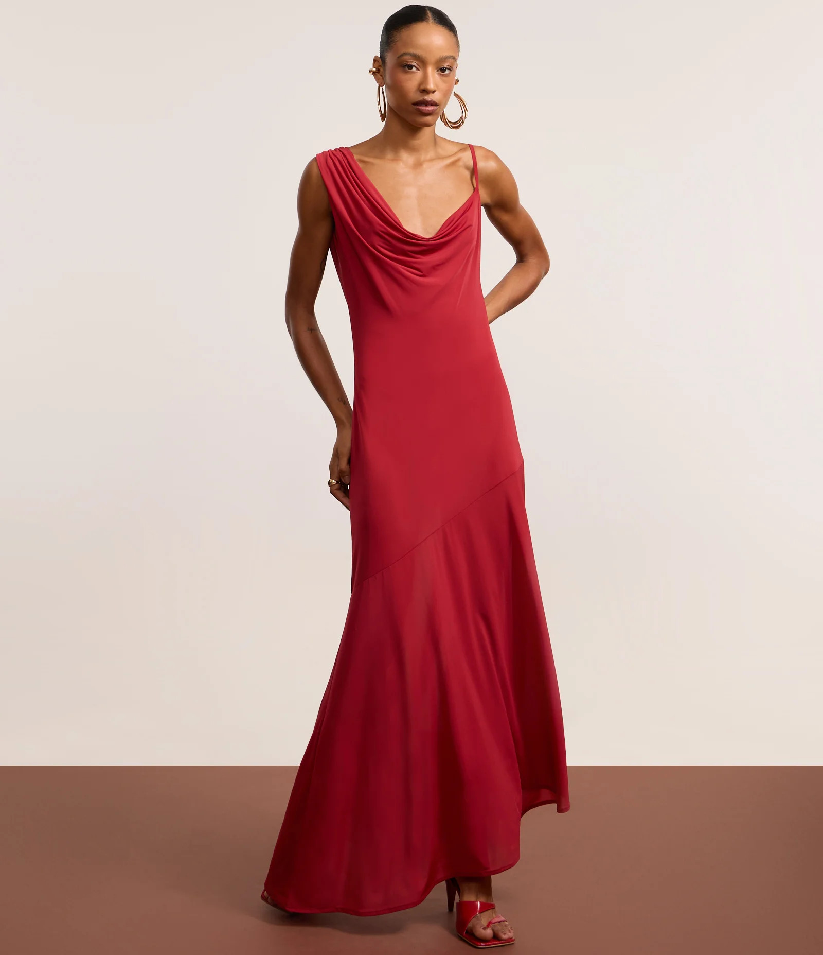 Vestido New Midi com Alça Diferenciada e Decote Degagê Vermelho - Lojas Renner | Renner (BR)