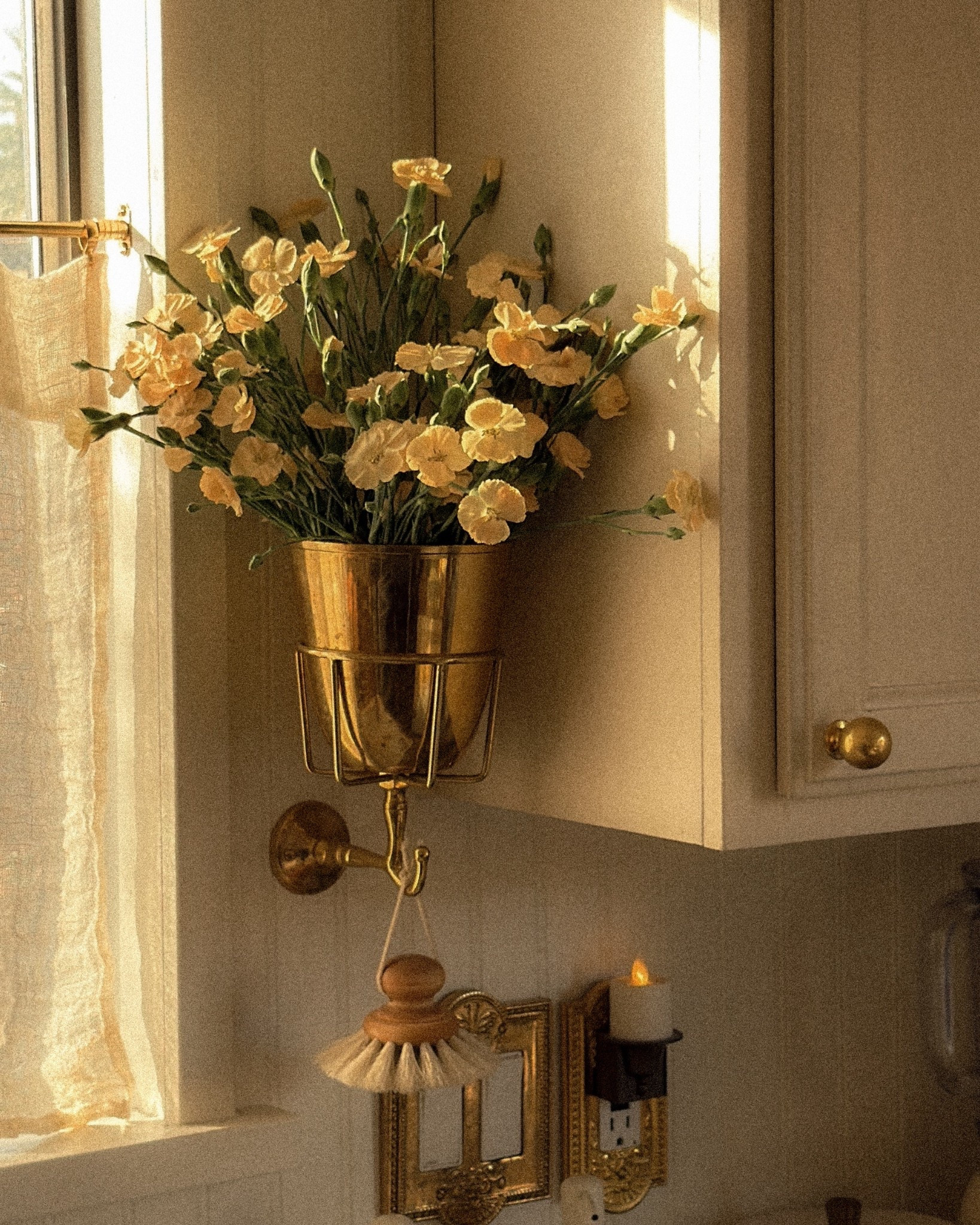 One of my favorite parts of spring is refreshing my wall vase with all the pretty blooms. 🌼🌸🌷

#flowerrefresh #cozy #cottagecore #homedecor #cozyhome #springdecor #brassvase #brassdecor #vase #vases #spring #springvibes #springaesthetic #interiordesign 

#LTKHome #LTKSaleAlert #LTKOver40