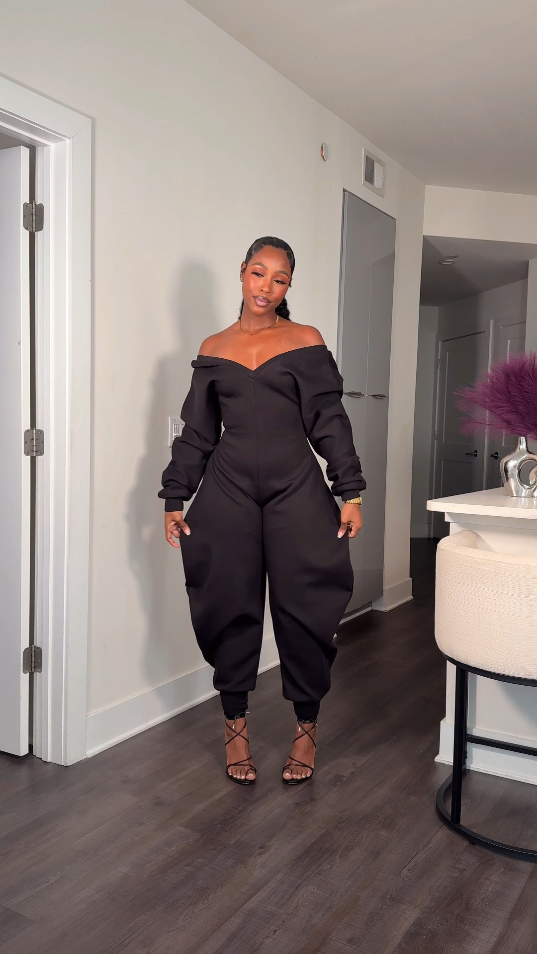 Something about a jumpsuit forever give sheet to me especially this one in all black! It’s simple but still has some shape getting into it. 🖤