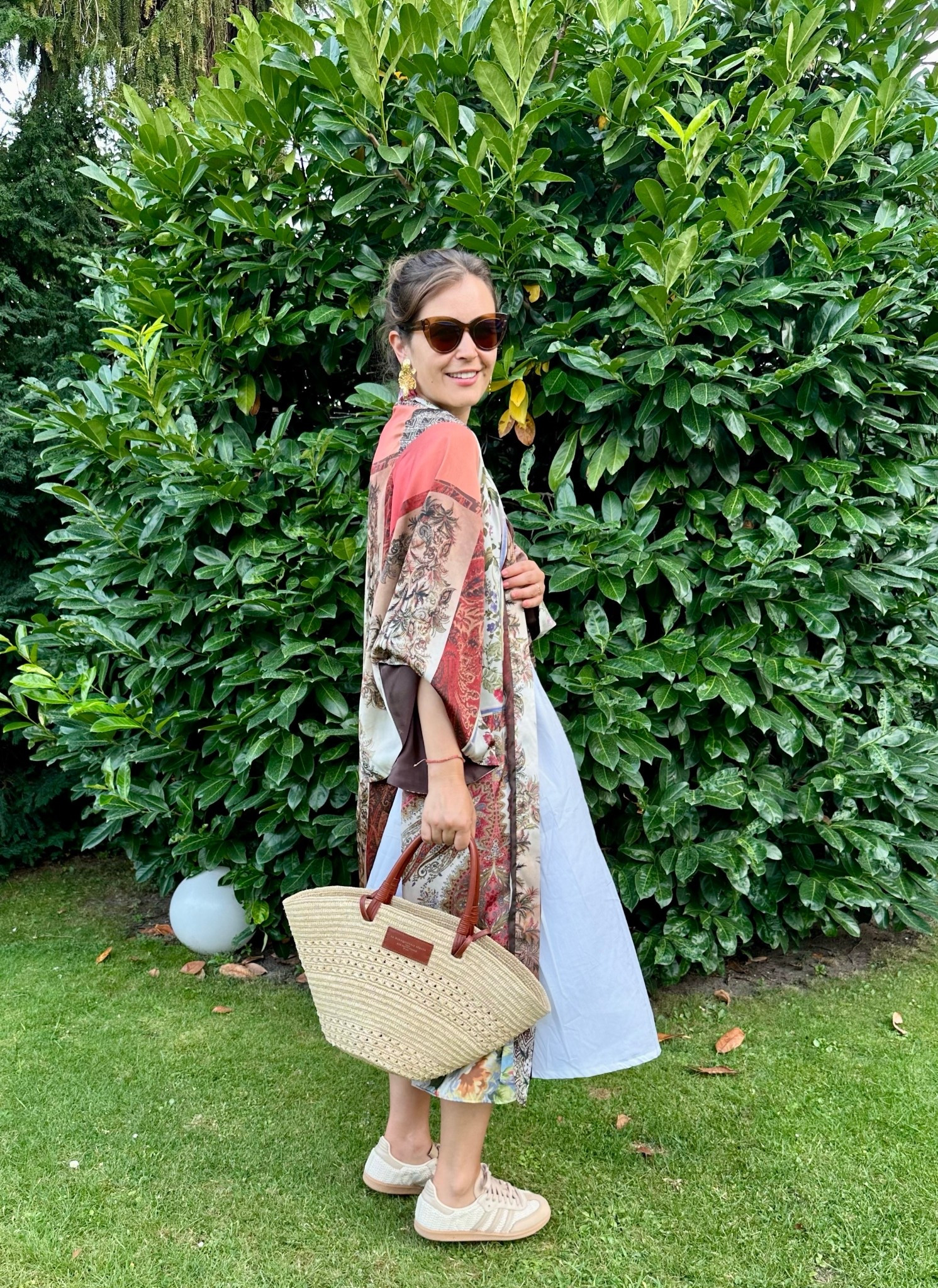 Weißes Kleid mit Kimono, Basttasche und adidas Samba Sneakers 

#LTKdeutschland #LTKeurope #LTKsummer