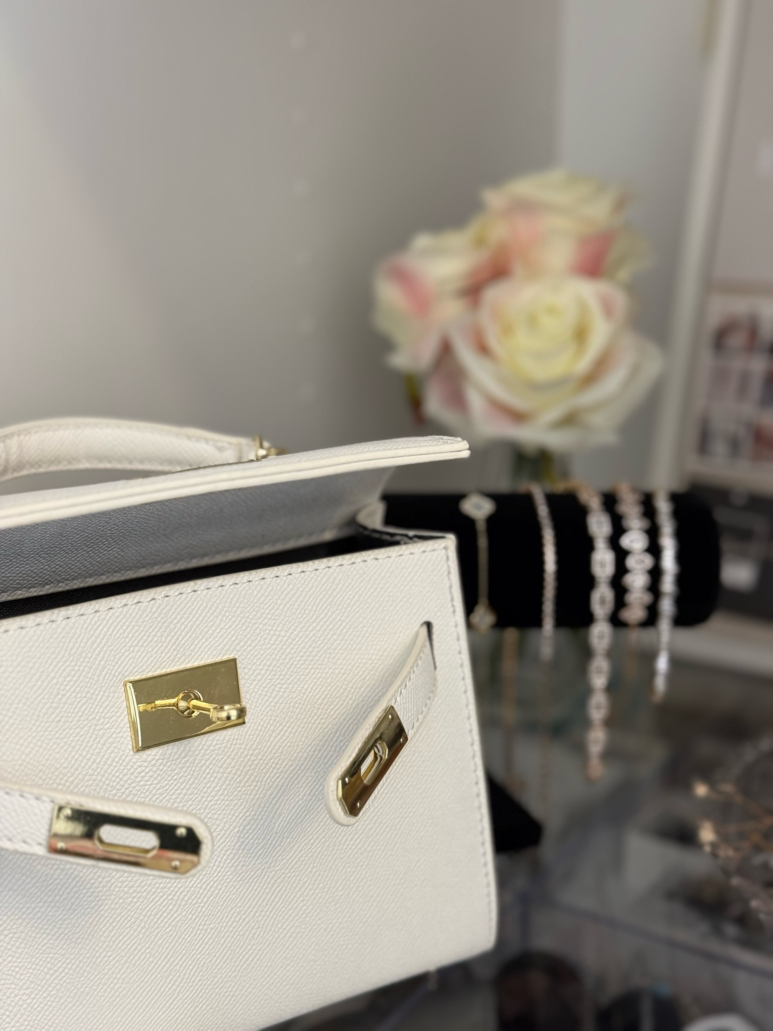 White small bag 

#LTKSeasonal #LTKStyleTip