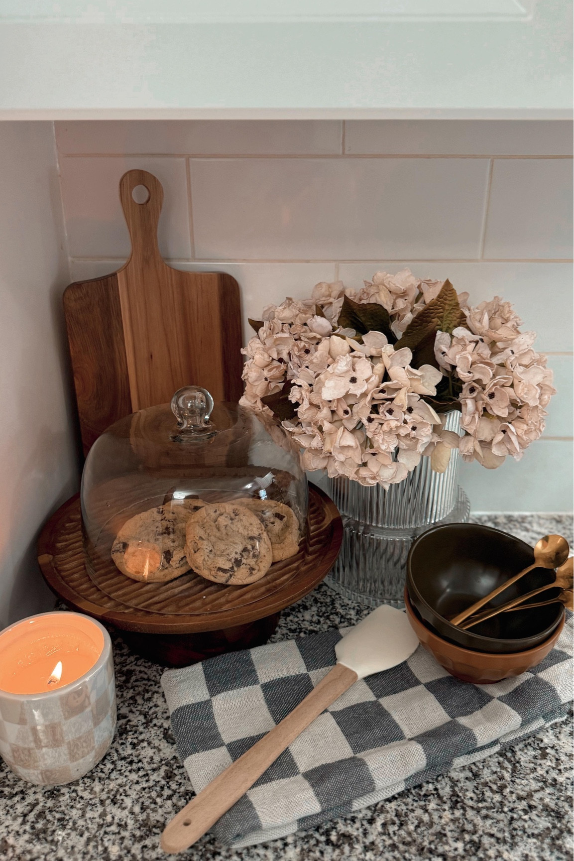 Happy Monday 🤍

The key to a beautifully styled kitchen? Balance! Your countertops should be both functional and stylish. Think layers, textures, and just the right amount of decor to keep things practical yet inviting.