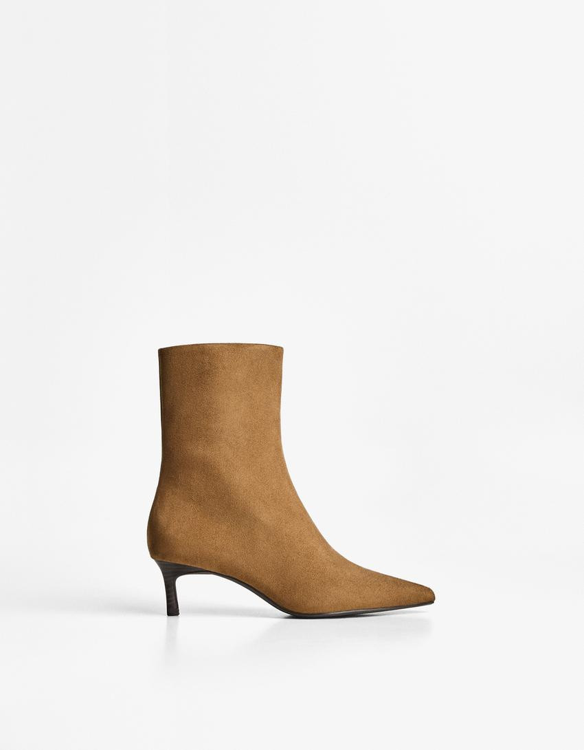 Stiefeletten in Lackoptik mit Kitten-Heels - Damen | Bershka DE
