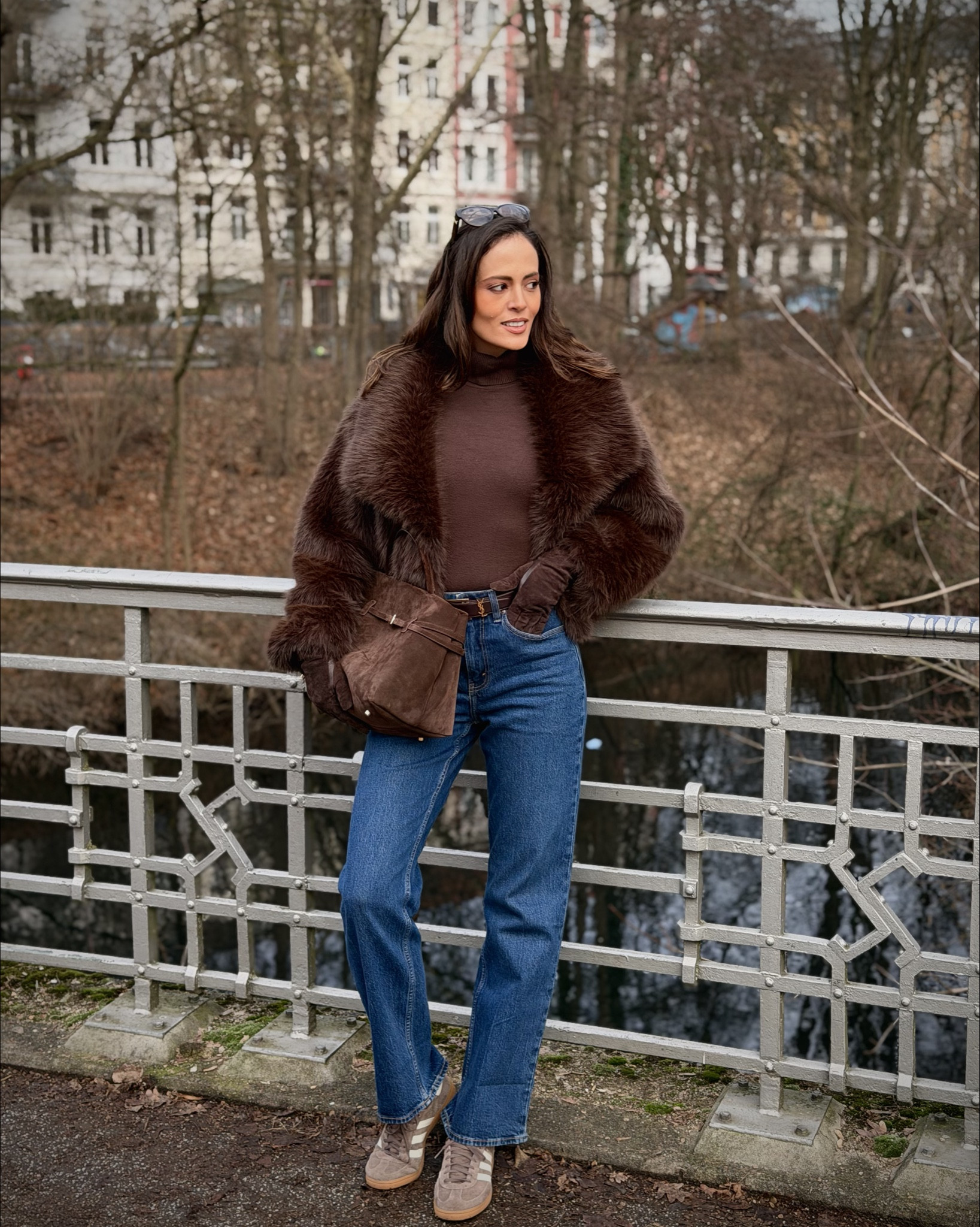 Η γούνα δεν είναι μόνο για τις βραδινές εμφανίσεις. Φοριέται άνετα στην καθημερινότητα και δίνει αμέσως κομψότητα και ζεστασιά σε κάθε σύνολο 🤎

Εδώ συνδύασα ένα μπλε denim και ζεστές καφέ αποχρώσεις: ένας συνδυασμός διαχρονικός και πάντα κομψός 💙🐻

Εσείς θα φορούσατε αυτό το σύνολο για μια καθημερινή βόλτα; 👇

~~~~~~~~~~~~~~~~~~~~~~~~~~~~~~~~~~~~

Fur isn’t just for evening looks. It can easily be worn in everyday outfits, instantly adding elegance and warmth to any look 🤎

Here I paired blue denim with warm brown tones, a timeless combination that always feels chic 💙🐻

Would you wear this outfit for a casual everyday walk? 👇

•
•
•
•
•
•
•
•

#everydaychic #casualelegance #fauxfurstyle #furlook #winteroutfit

#LTKdeutschland #LTKwinter #LTKeurope