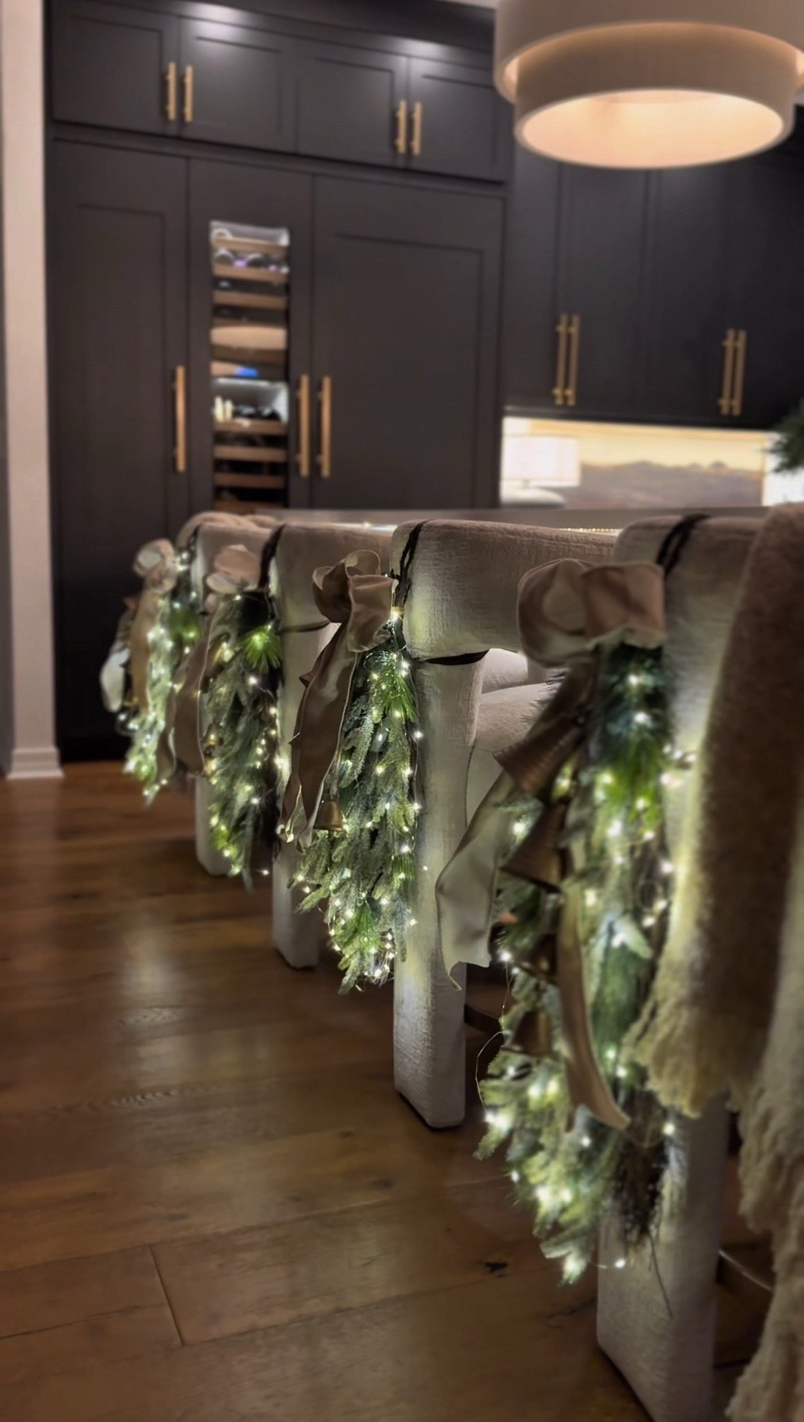 These swags might be my favorite touch  ✨ simple, cozy, and still feels elevated.

#NeutralChristmas #HolidayHome #CozyInteriors #ChristmasDecor #ModernHolidayStyle #HomeInspo #WarmMinimalism #ChristmasDetails #KitchenDecor #SeasonalVibes


#LTKU #LTKStyleTip #LTKHome