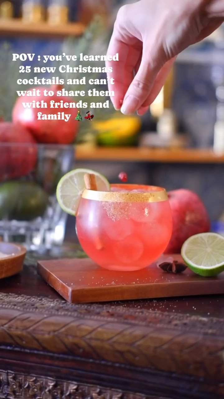 Having so much fun sharing all these Christmas cocktails! 🎄🎄Which one is your favorite so far?! What should I include in upcoming cocktails?