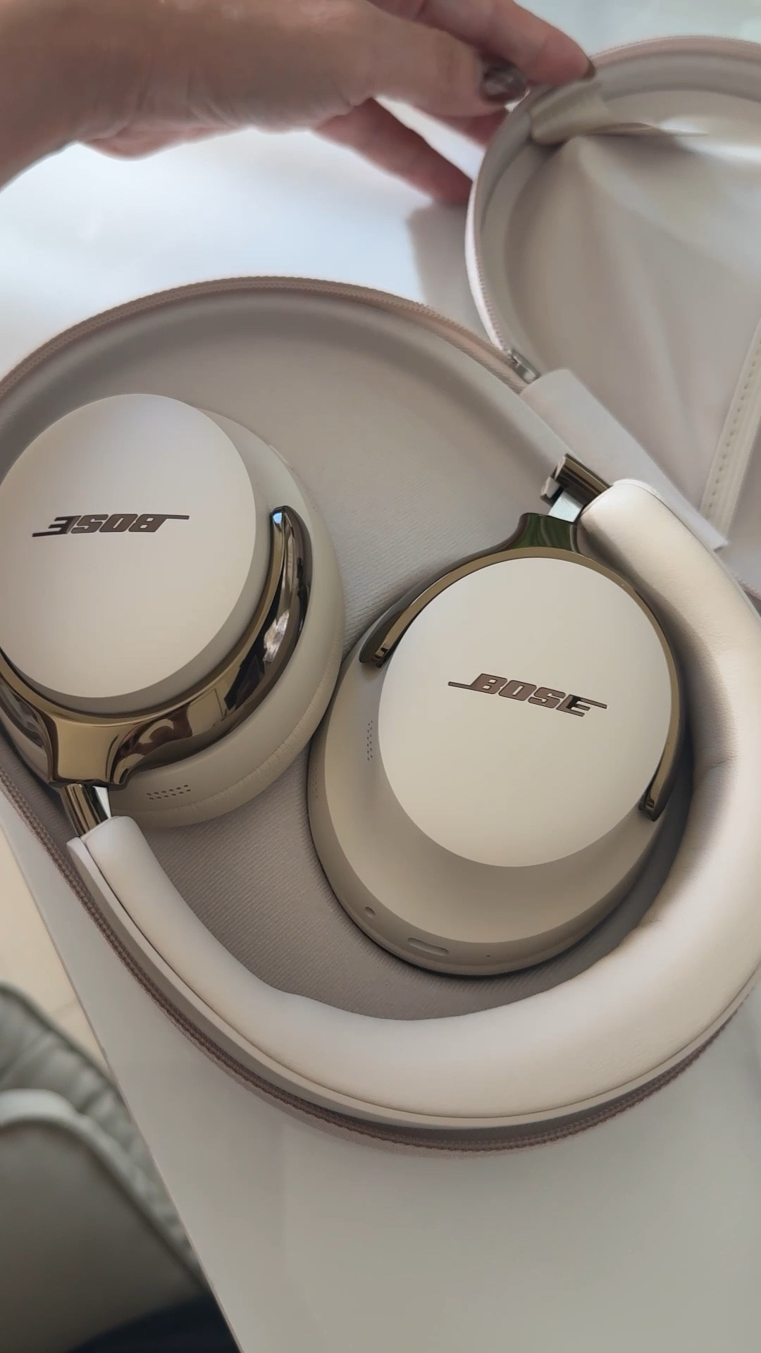 In driftwood sand #headphones #bose #noisecancelling #travel

#LTKTravel