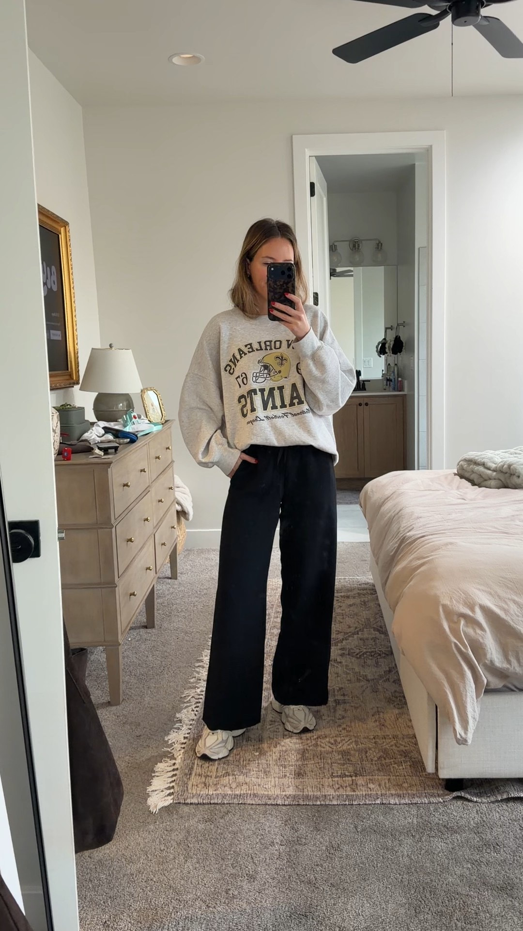 Wearing sizes:
Sweatshirt size M
Pants size S