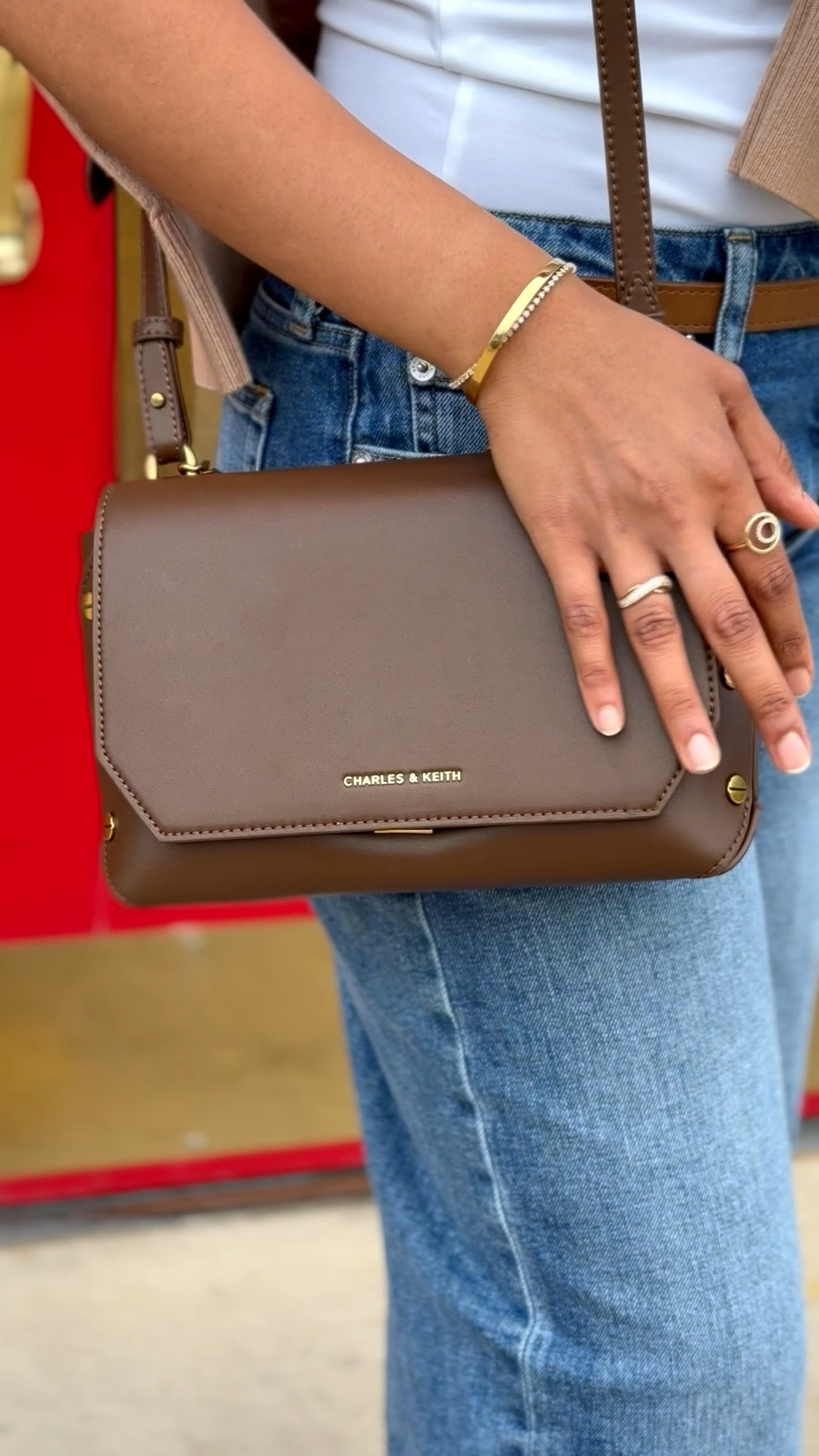 Cross body/ mocha mousse/ gold detail/ jewelry/ Charles and Keith 

#LTKFallSale #LTKItBag #LTKNYFW