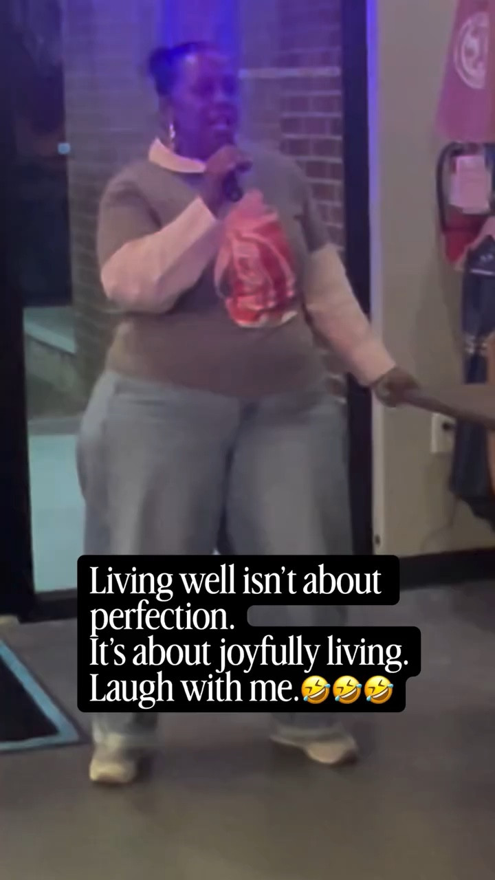 Living well isn’t about getting everything right.
It’s about being fully in the moment.
Even if you’re off-key. 🎤
Joy counts.#transformationcoach #over50 #confidence #peaceoverperfection #styleover50